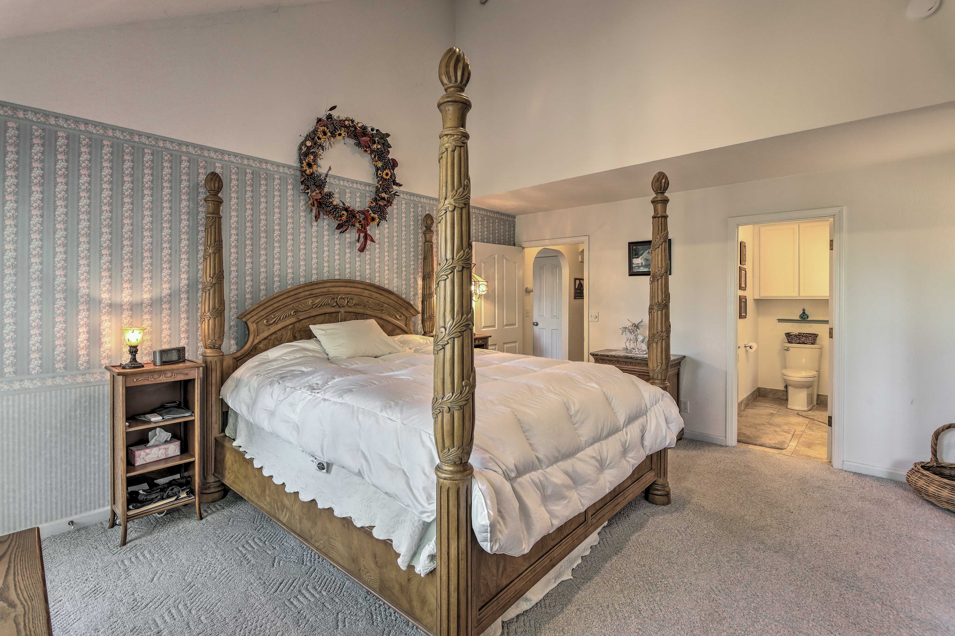 Bedroom 1 | California King Bed | Linens Provided | En-Suite Bathroom