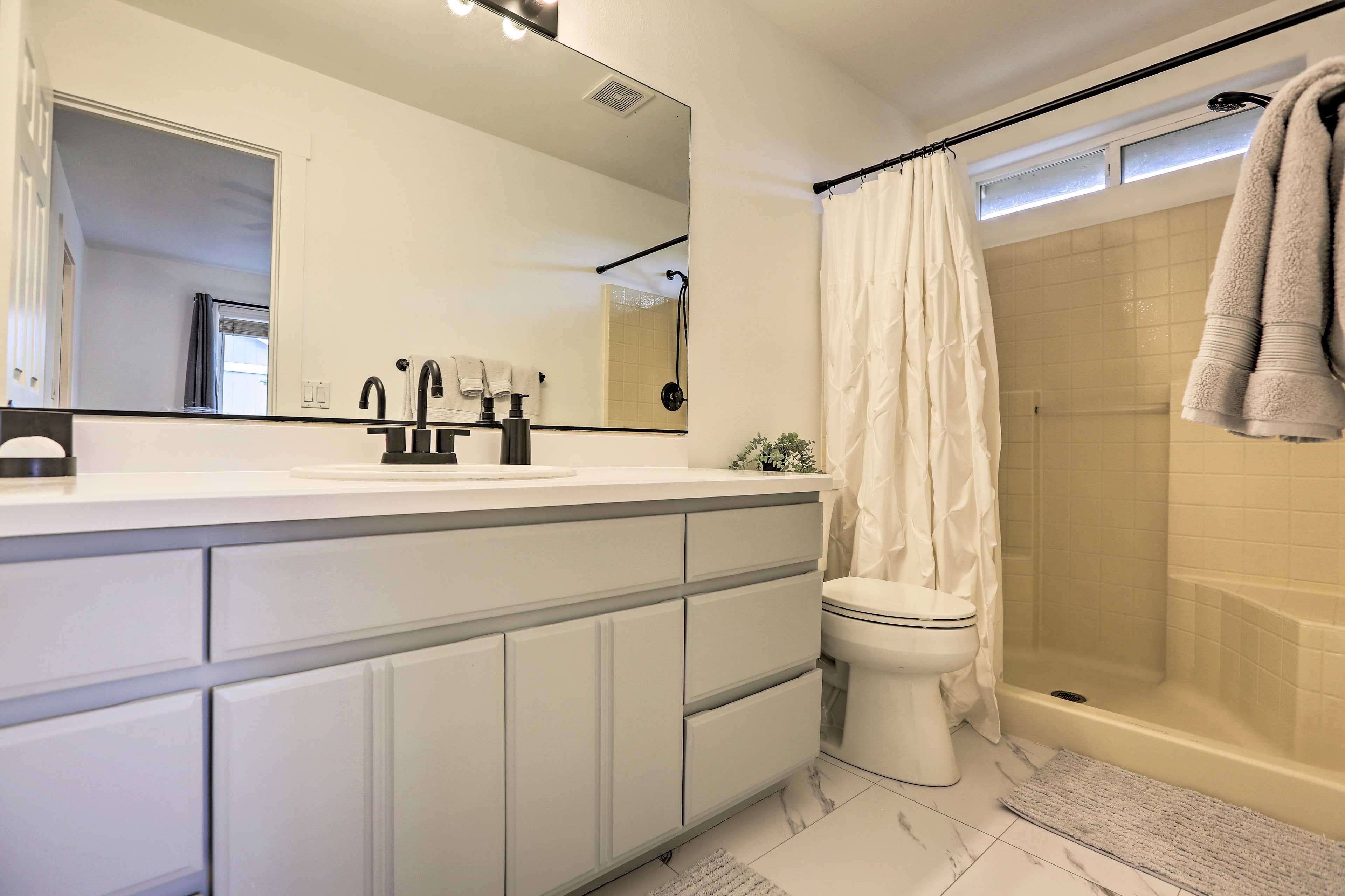 En-Suite Bathroom | Towels Provided | Complimentary Toiletries
