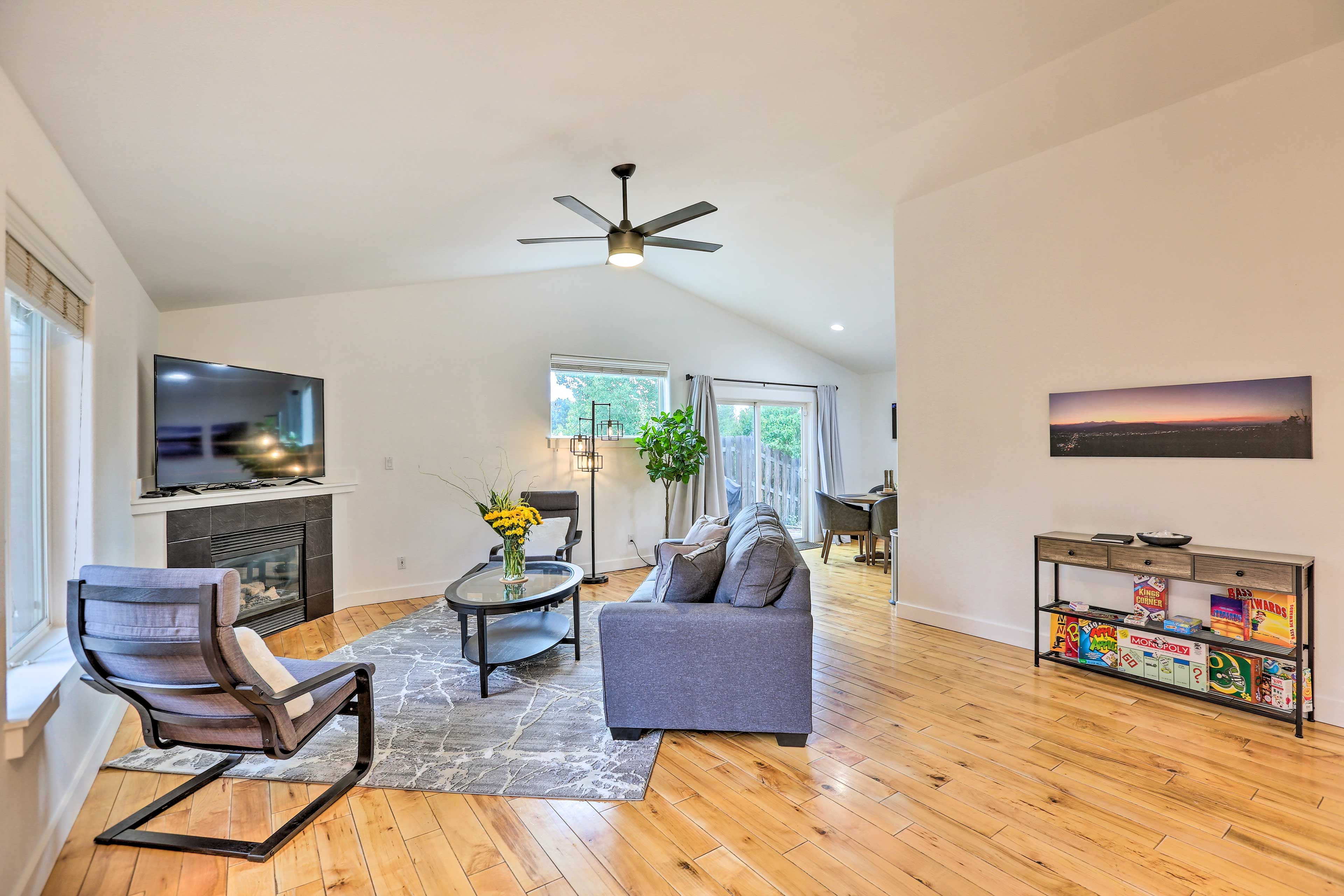 Living Room | Free WiFi | Central A/C | Smart TV | Queen Sleeper Sofa