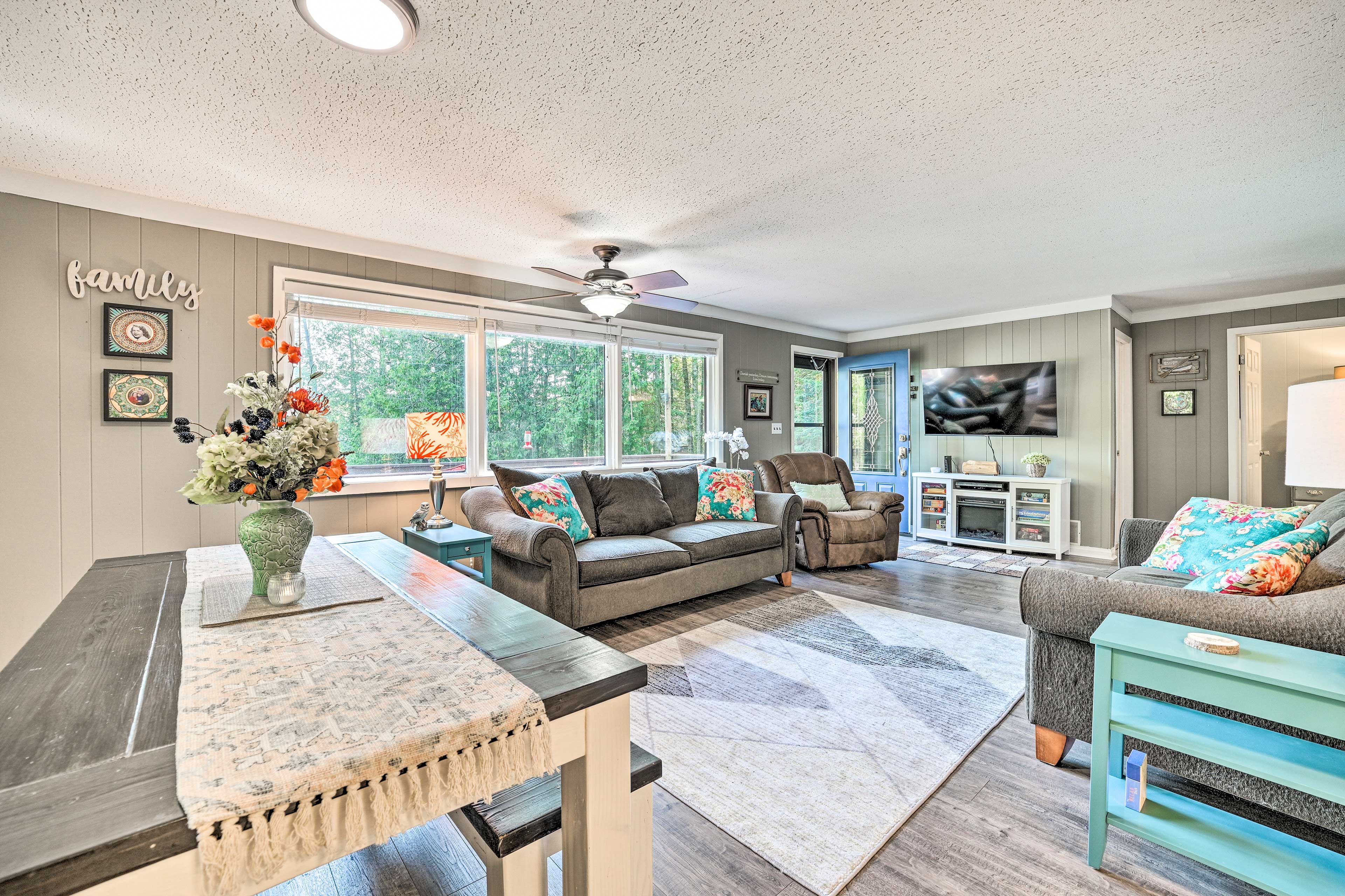 Living Area | Single-Story Home | Central A/C | Free WiFi | Smart TV