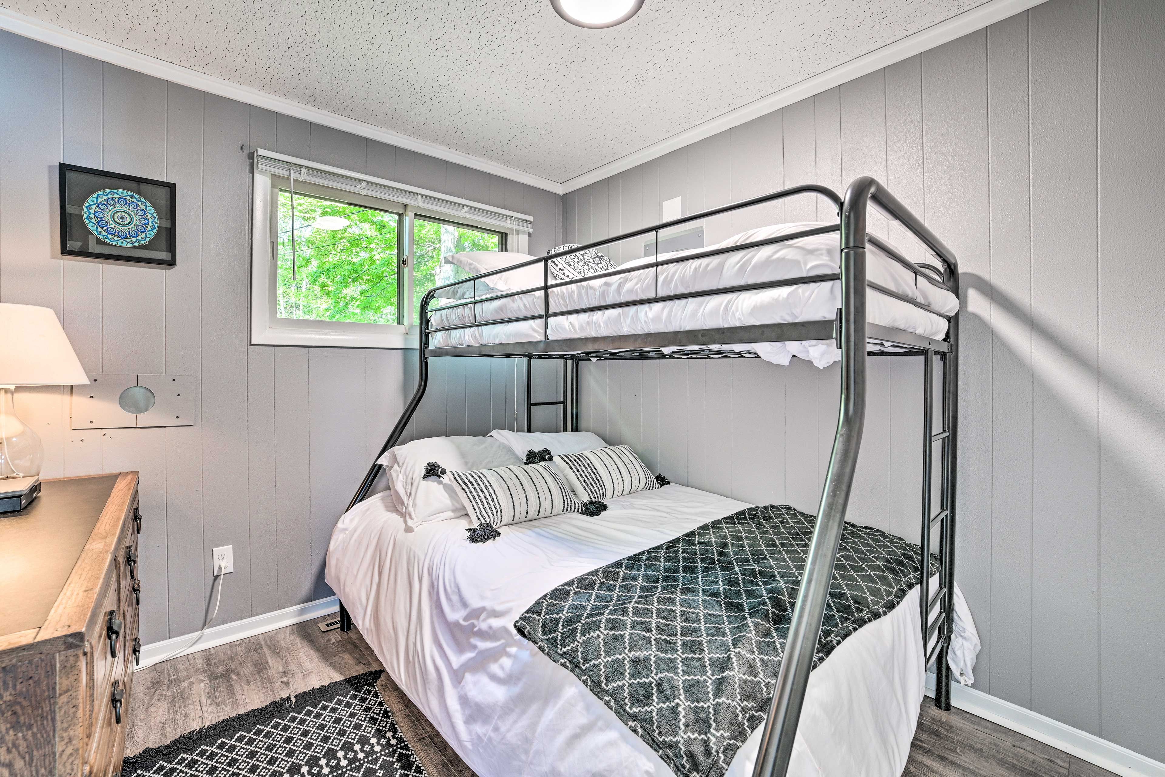 Bedroom 3 | Twin/Full Bunk Bed | TV w/ Smart Blu-Ray DVD Player