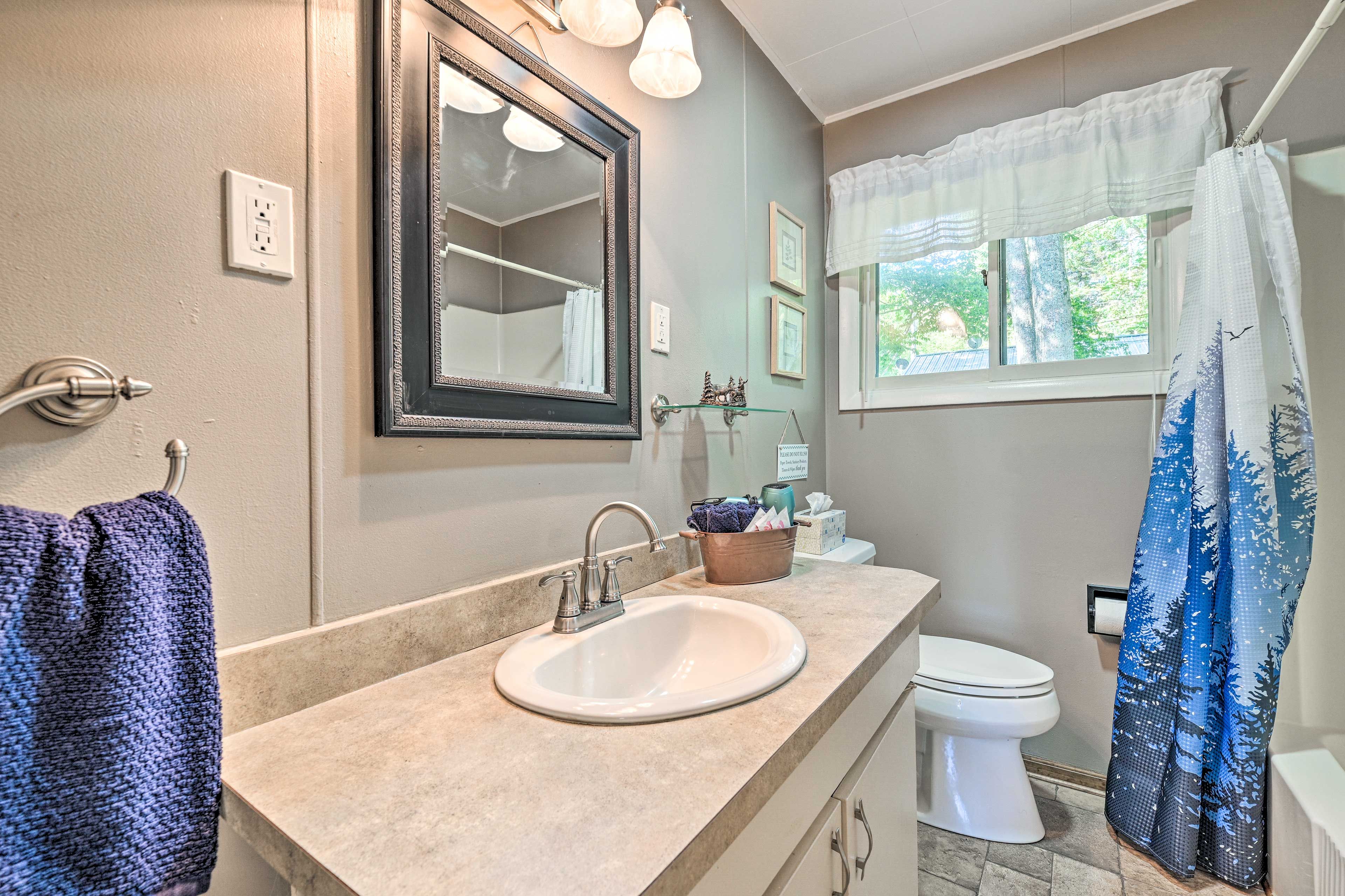 Full Bathroom | Hair Dryer | Towels Provided