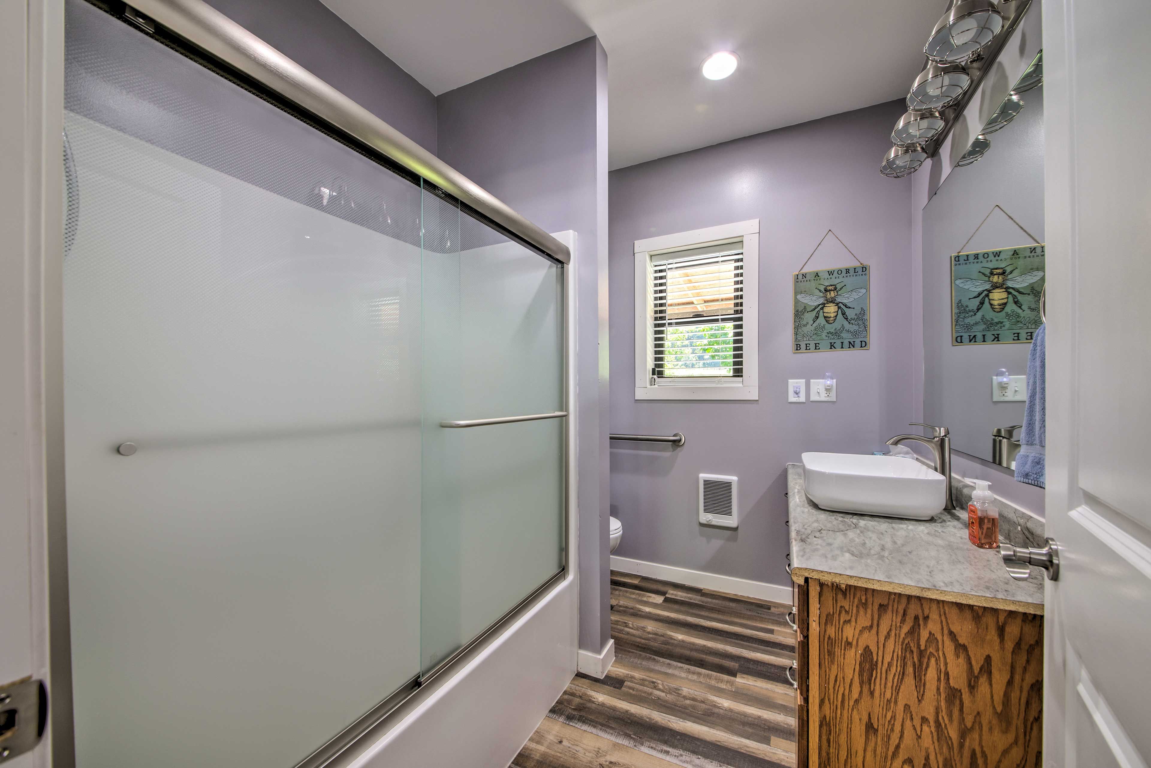 Full Bath | Towels Provided
