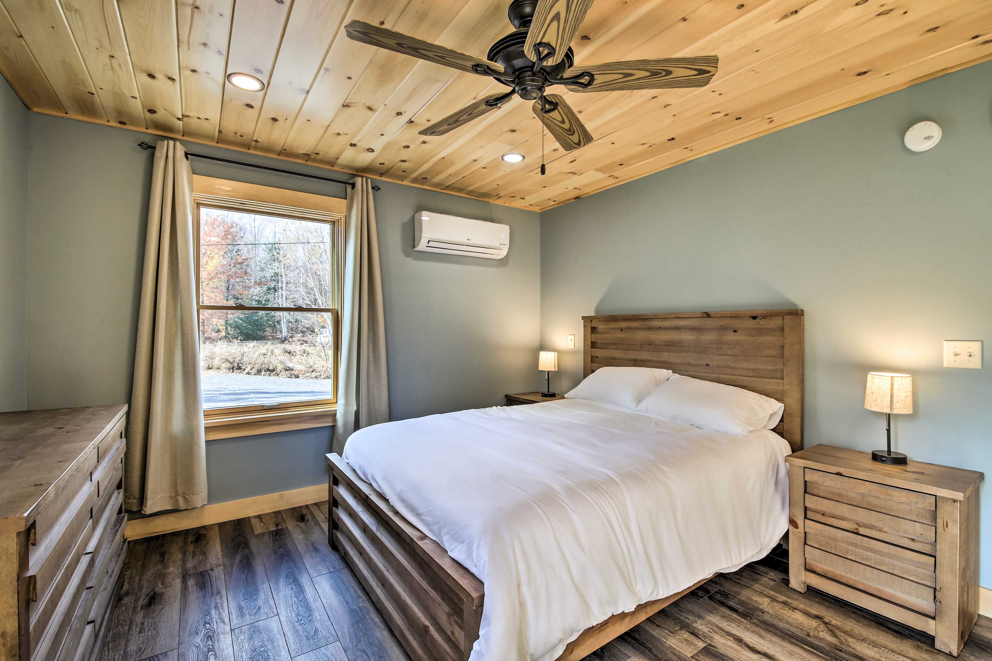 Bedroom 1 | Queen Bed | 1st Floor