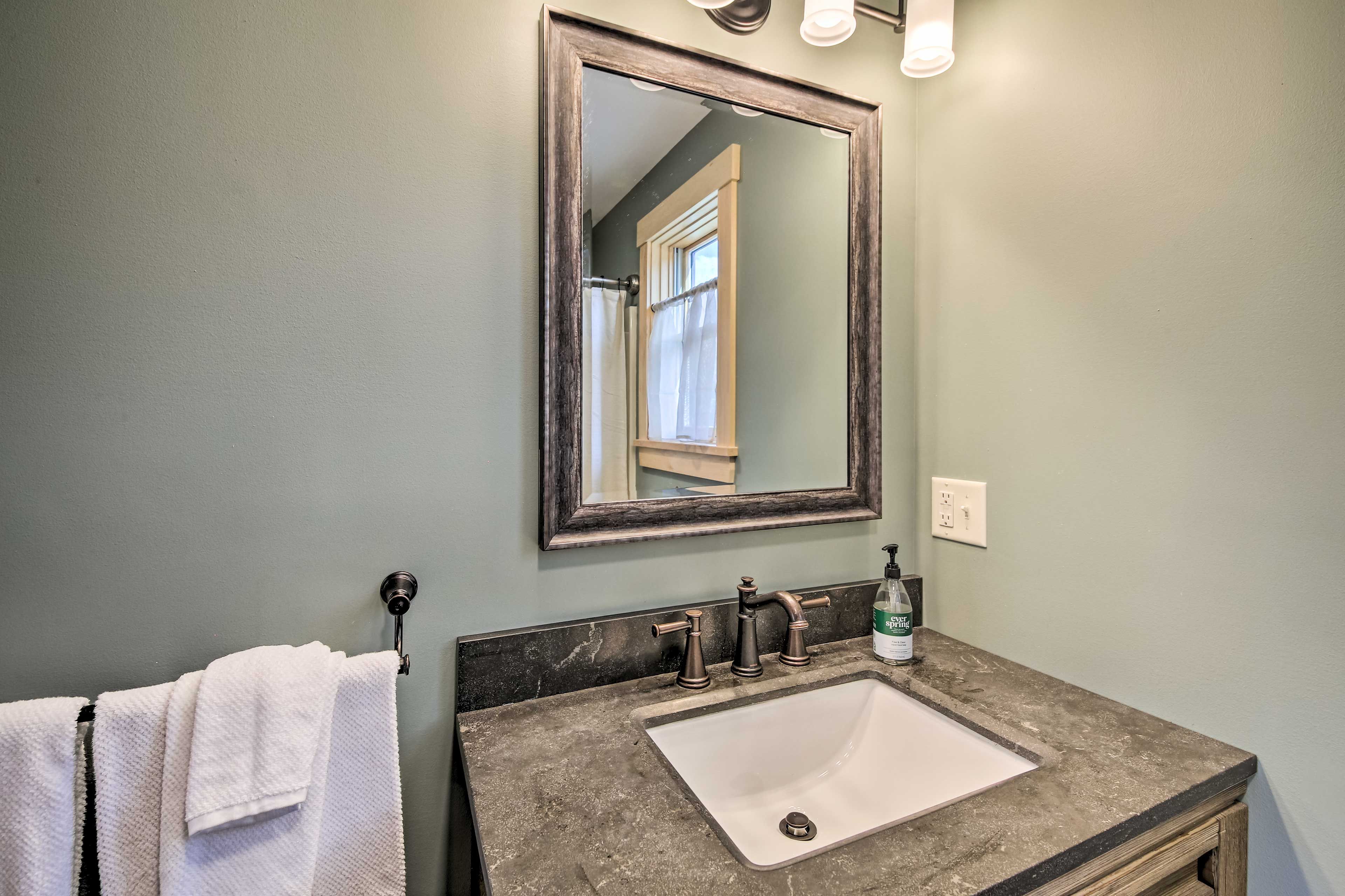 Full Bathroom | Towels Provided