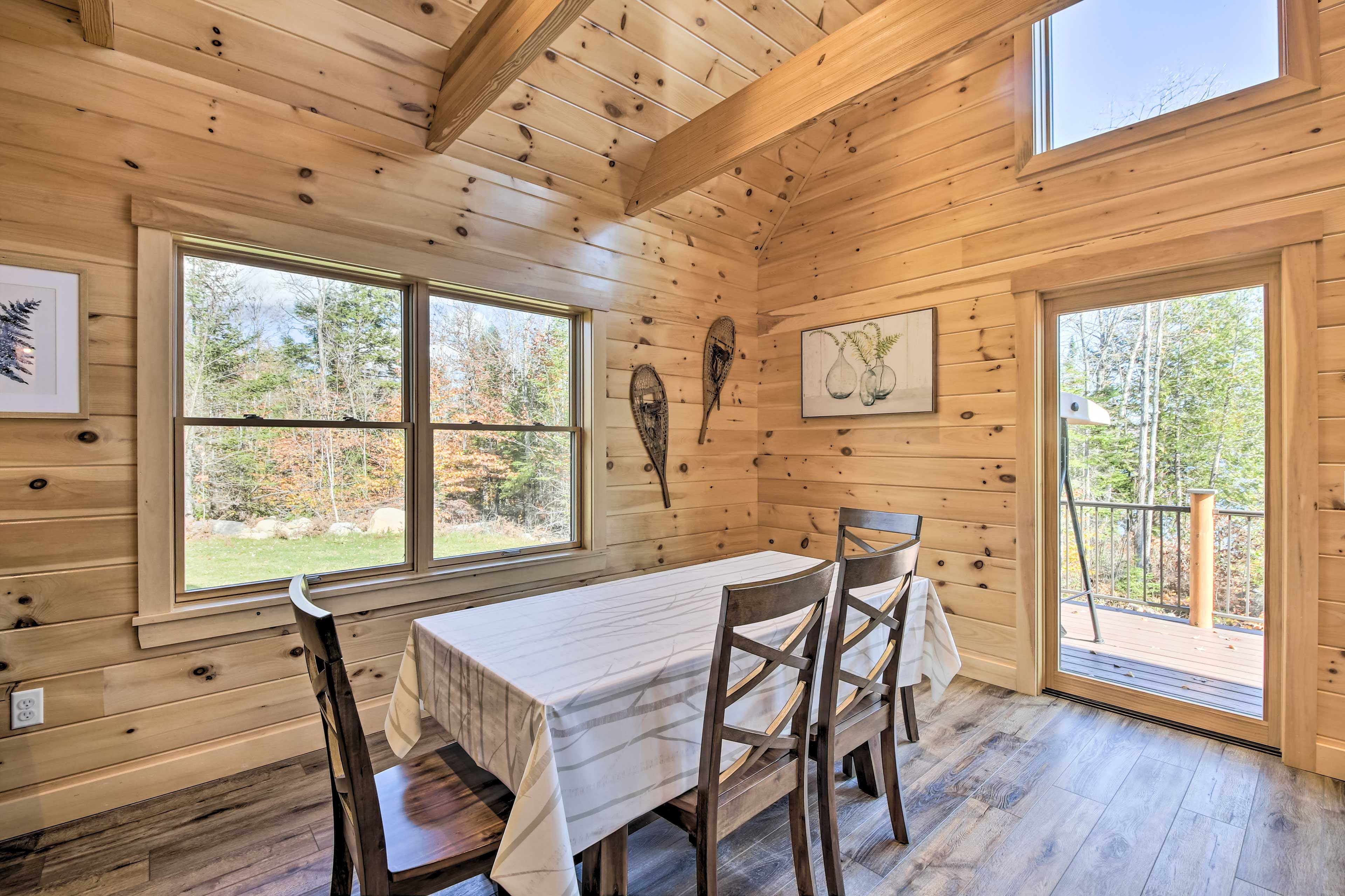 Dining Area | Dishware & Flatware Provided