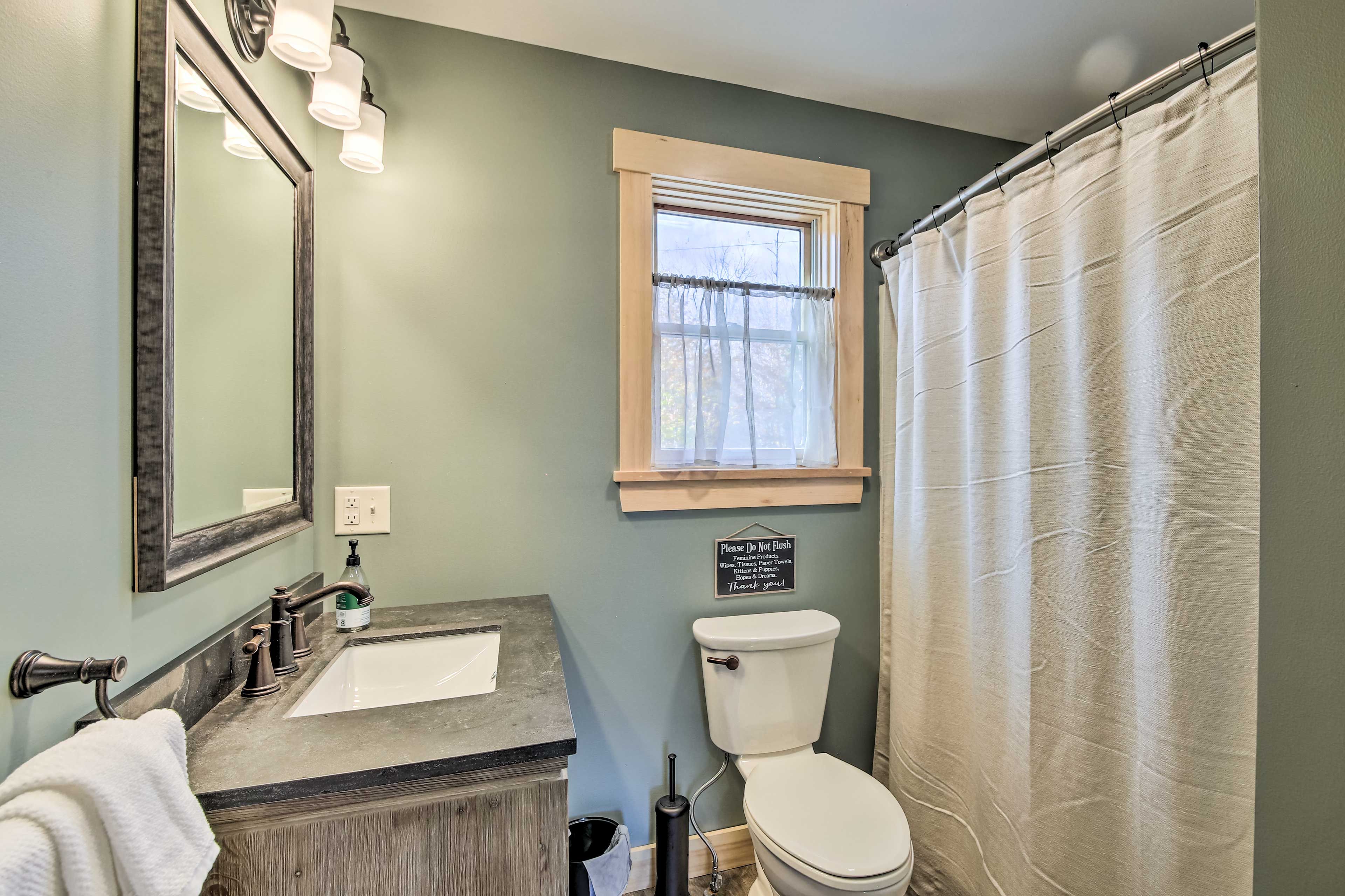 Full Bathroom | Complimentary Toiletries