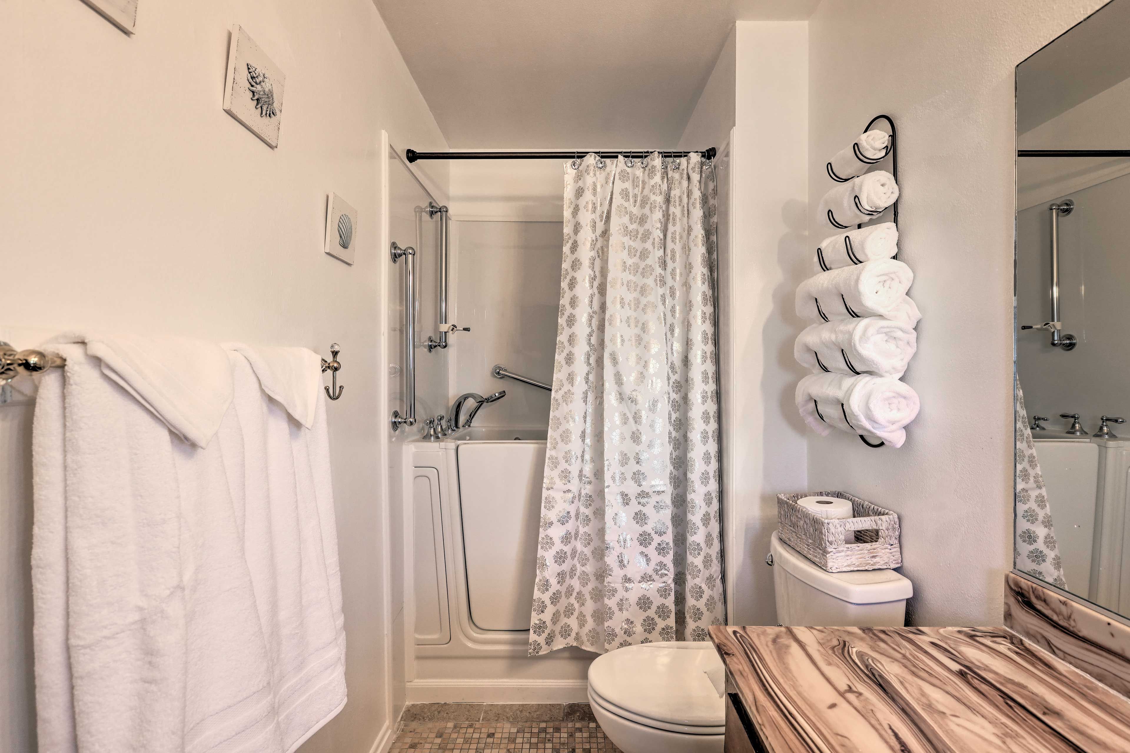 En-Suite Bathroom | Complimentary Toiletries | Wheelchair Accessible