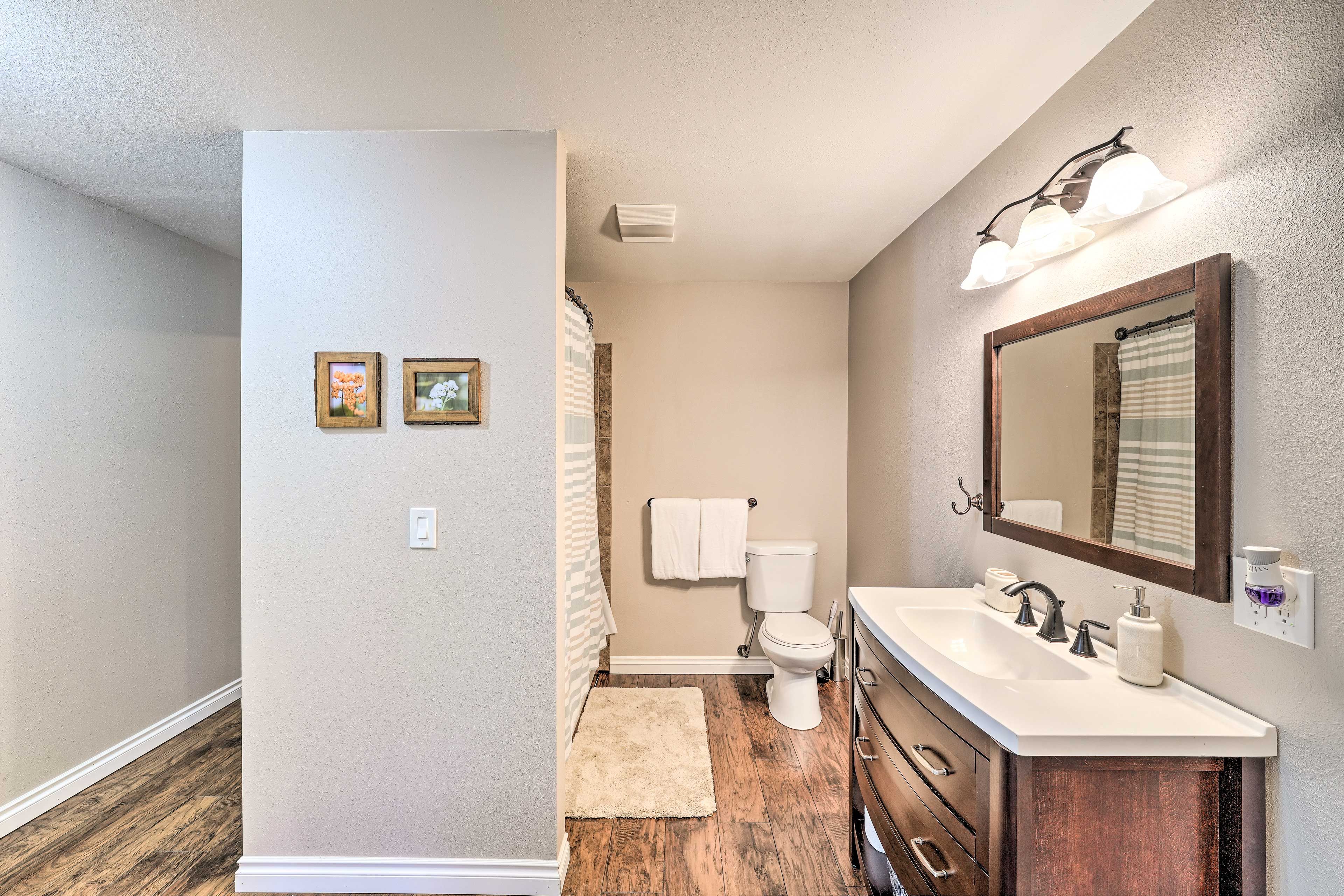 Full Bathroom | Complimentary Toiletries