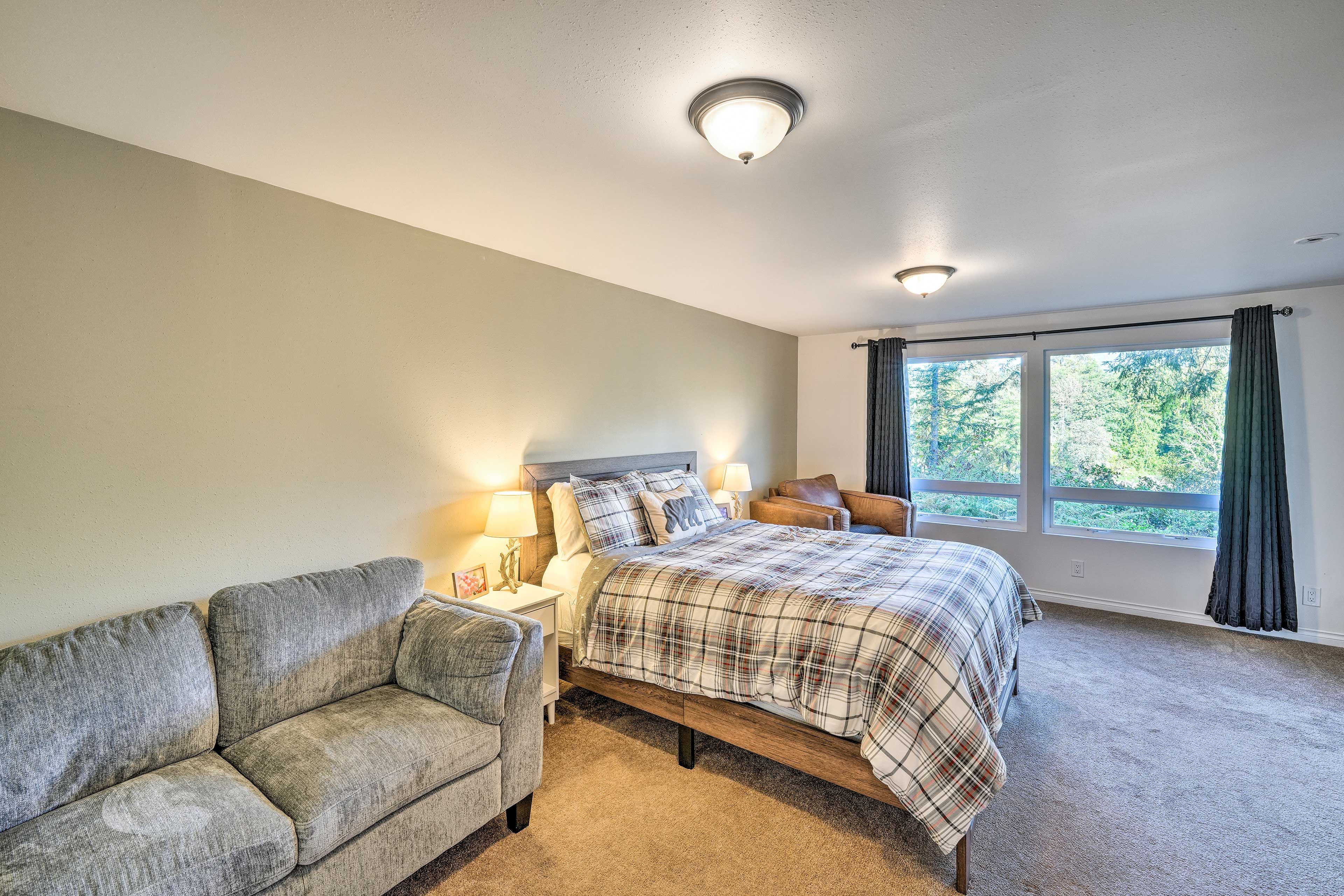 Bedroom 1 | Queen Bed | Smart TV