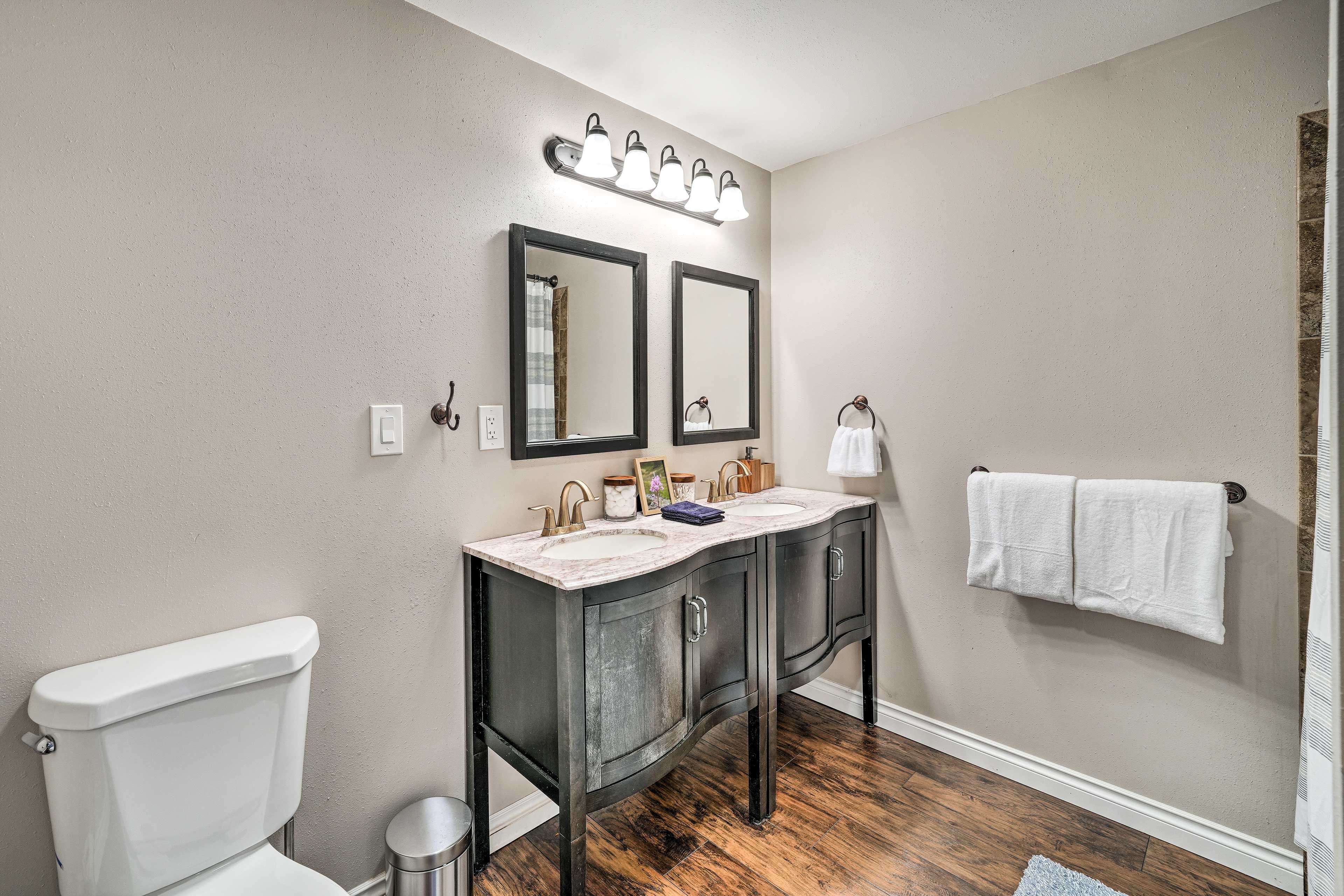 Full Bathroom | Towels Provided