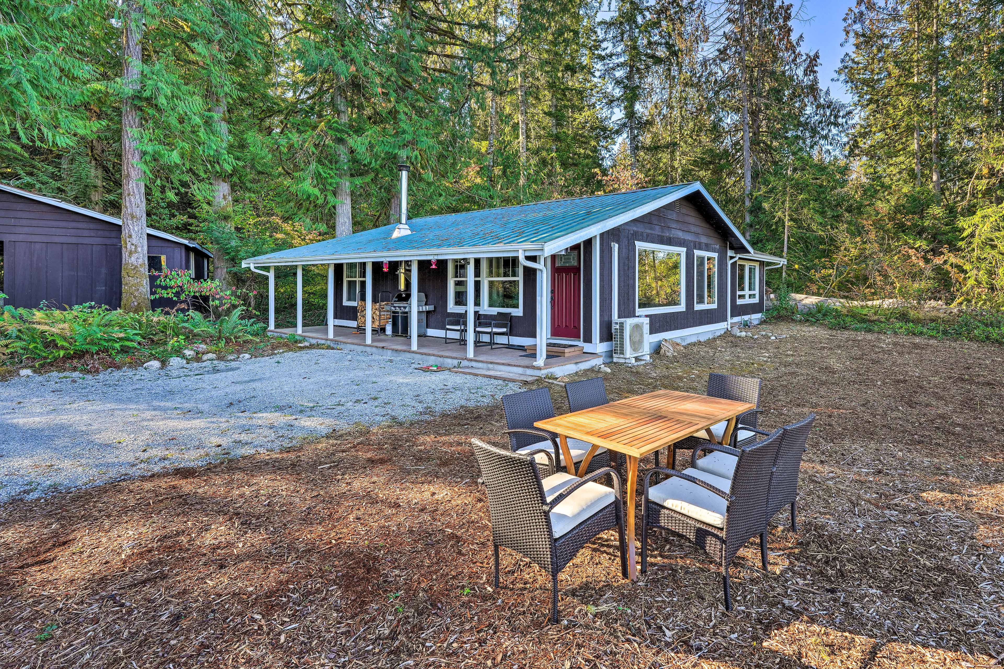 Riverfront Yard | Dining Area