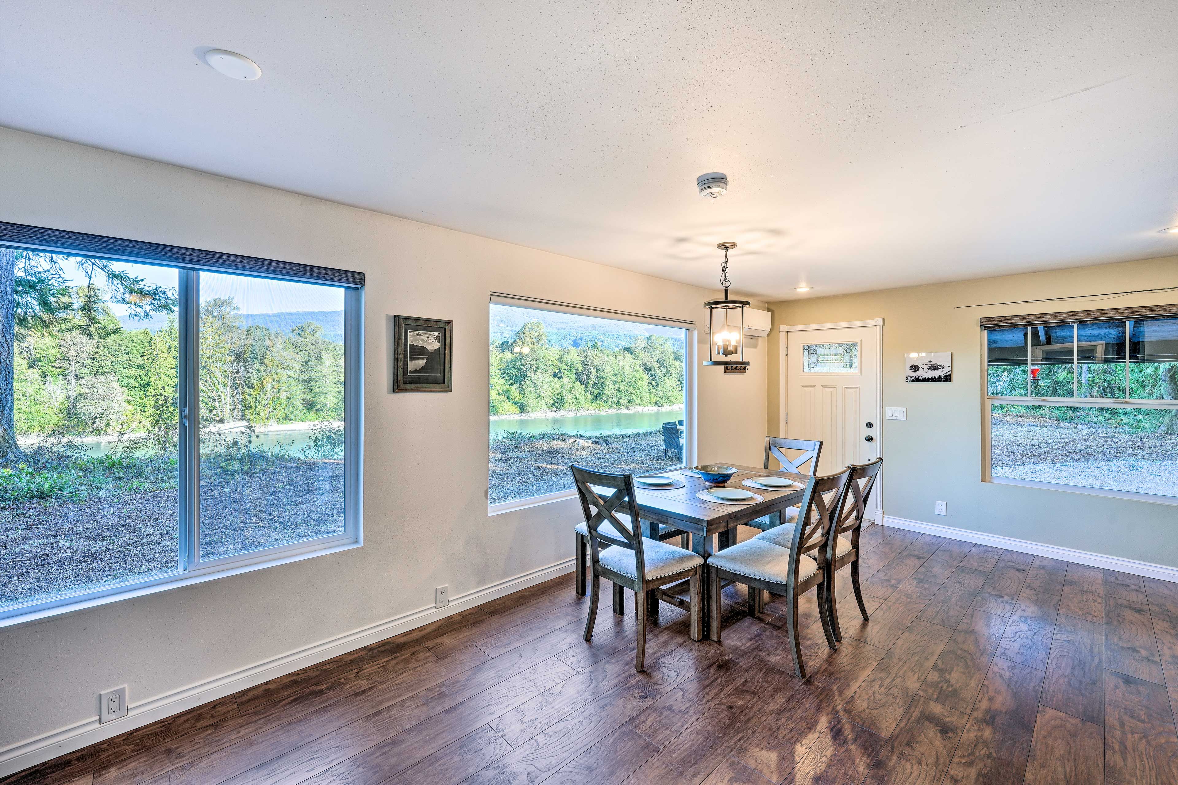 Dining Area | Dishware & Flatware Provided