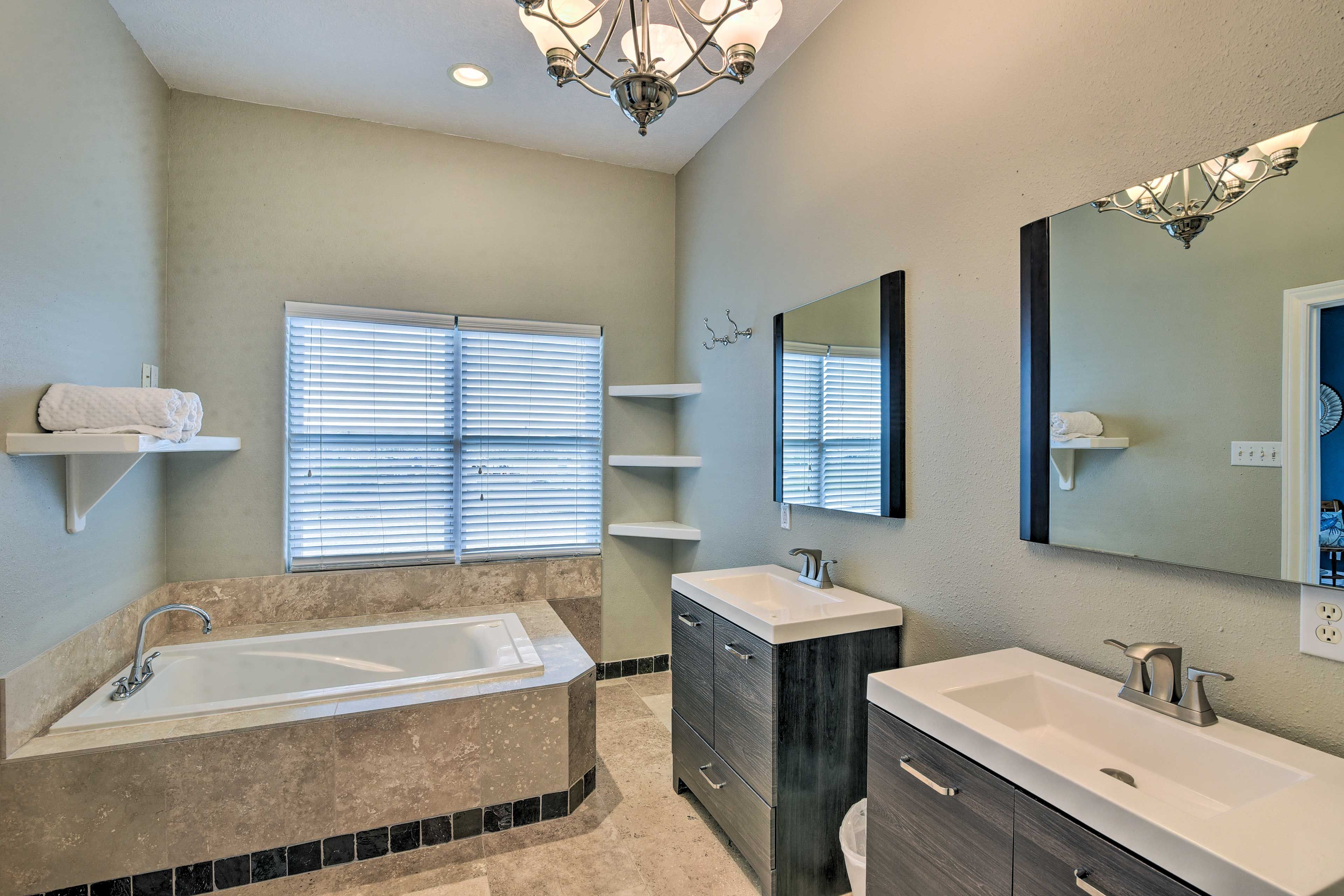 Full Bathroom | 2nd Floor | Soaking Tub | Walk-In Shower | Towels Provided