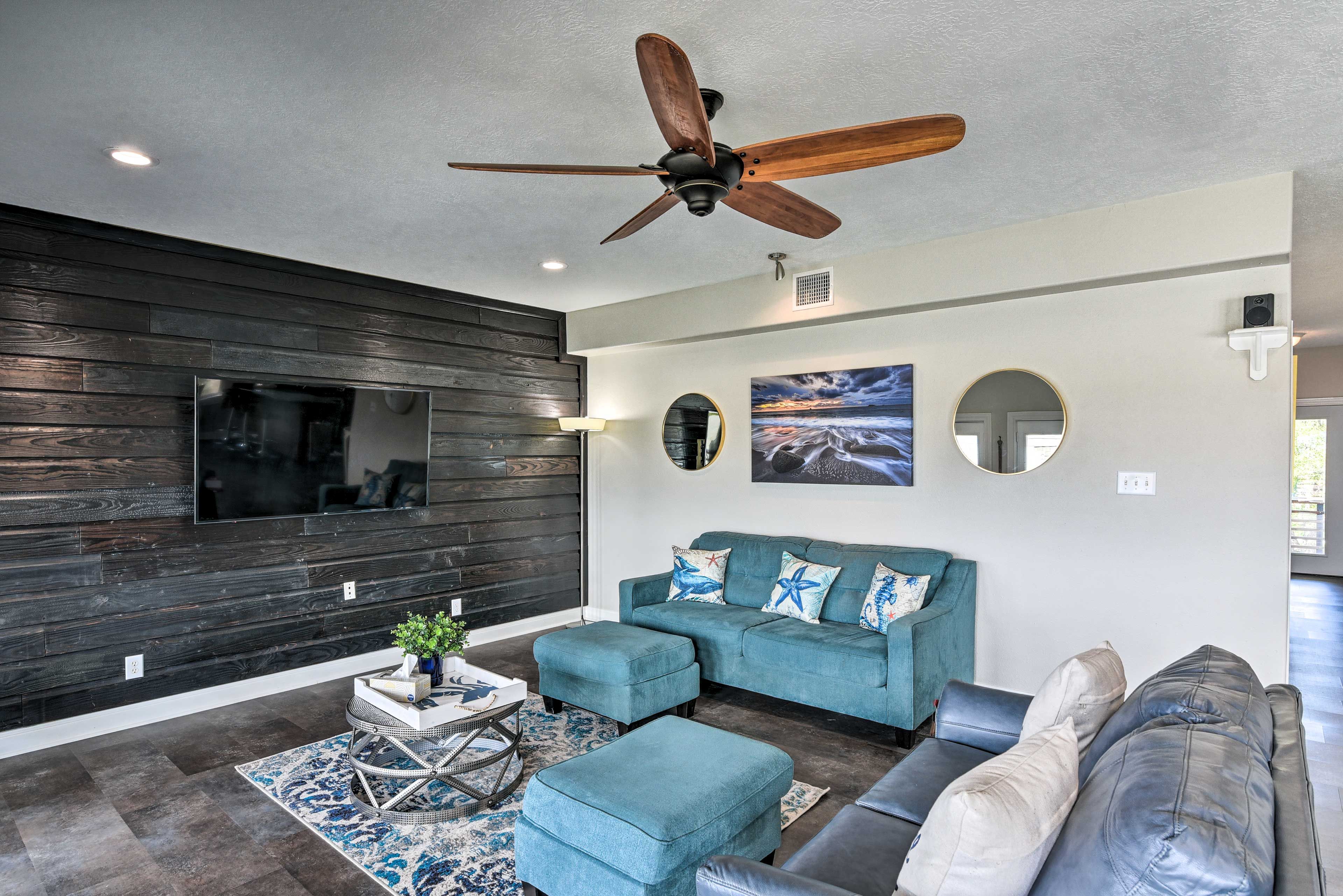 Living Room | Smart TV | Central Heating & Air Conditioning | Free WiFi