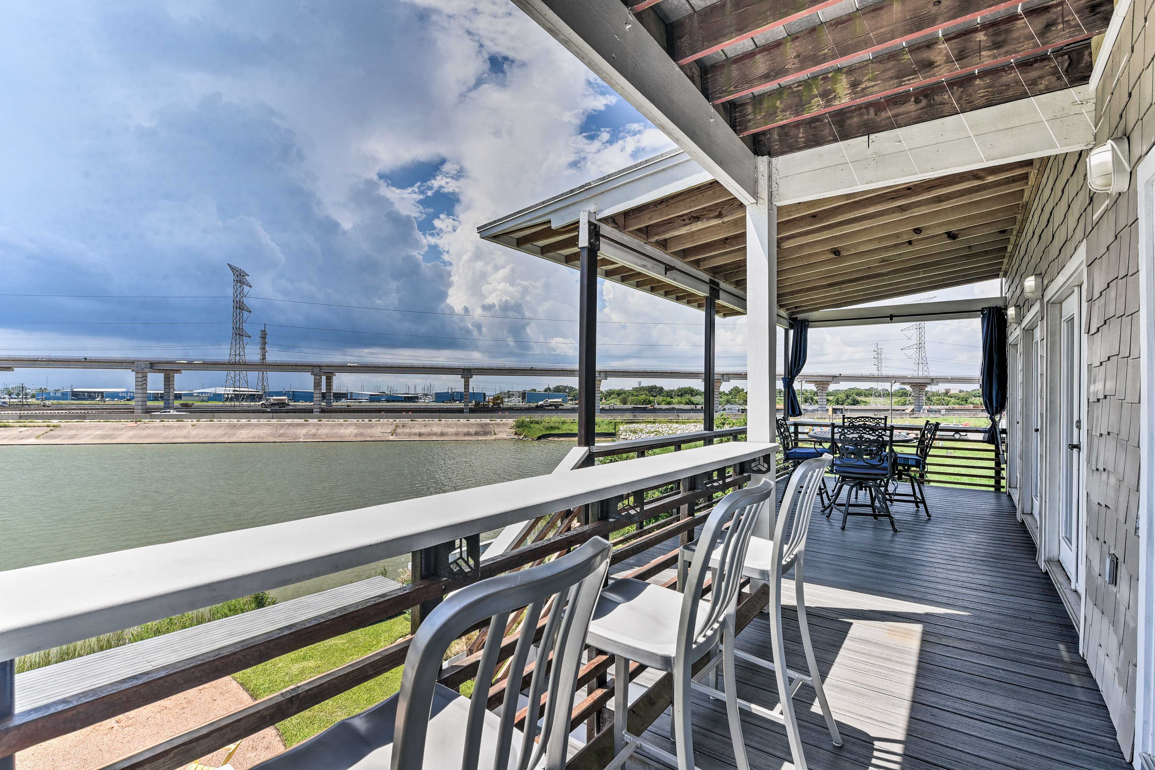 Balcony | Outdoor Seating & Dining