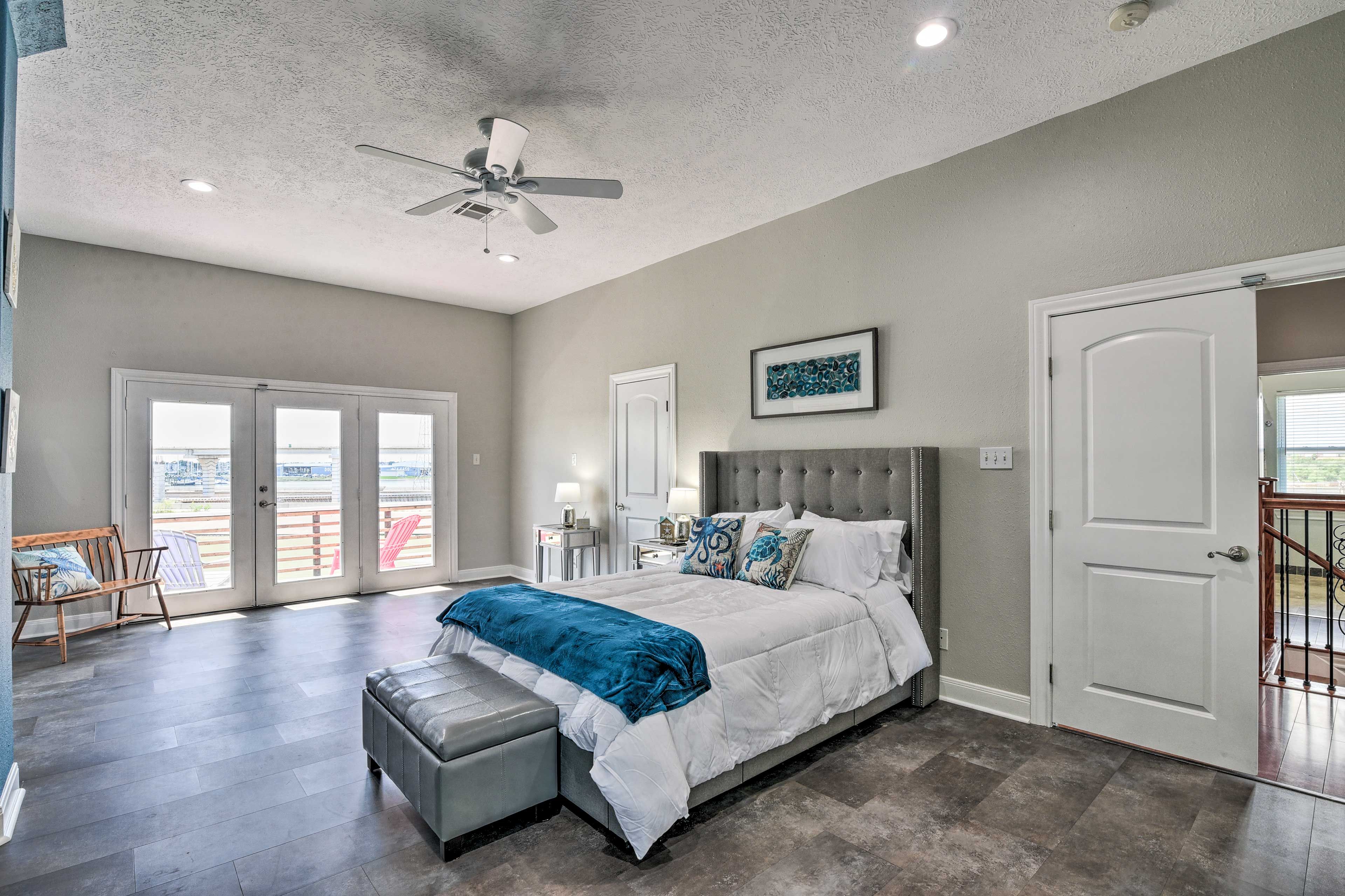 Bedroom 2 | 2nd Floor | Queen Bed | Smart TV | En-Suite Bathroom
