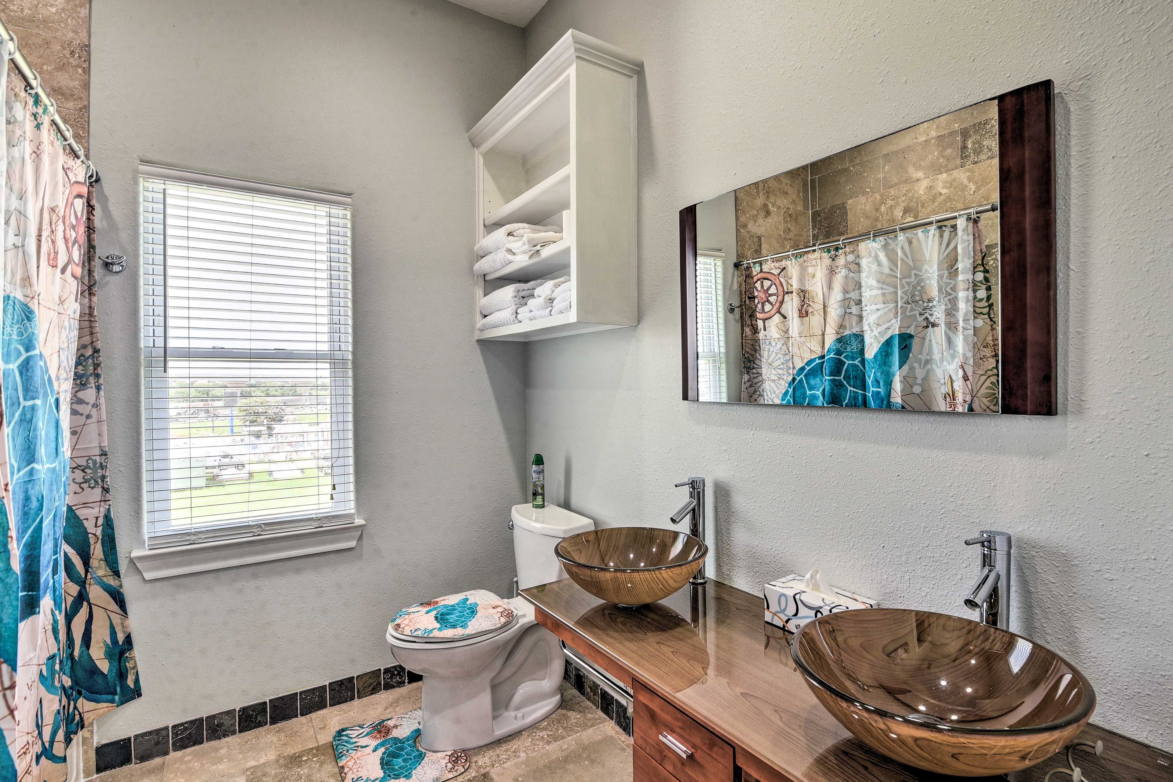 Full Bathroom | 2nd Floor | Shower/Tub Combo | Hair Dryer