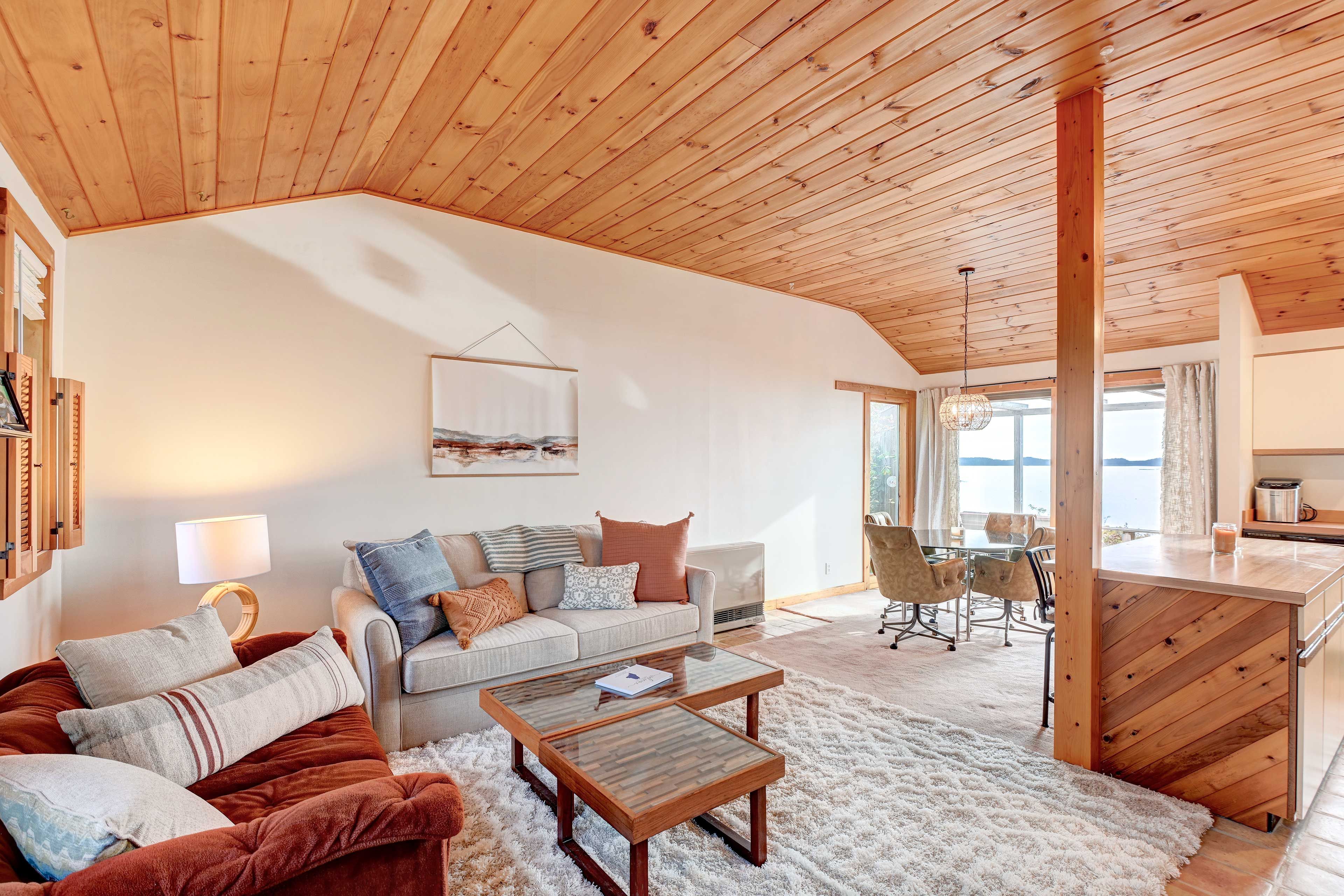Living Room | Wireless Internet | Keyless Entry | 60 Mi to Canadian Border