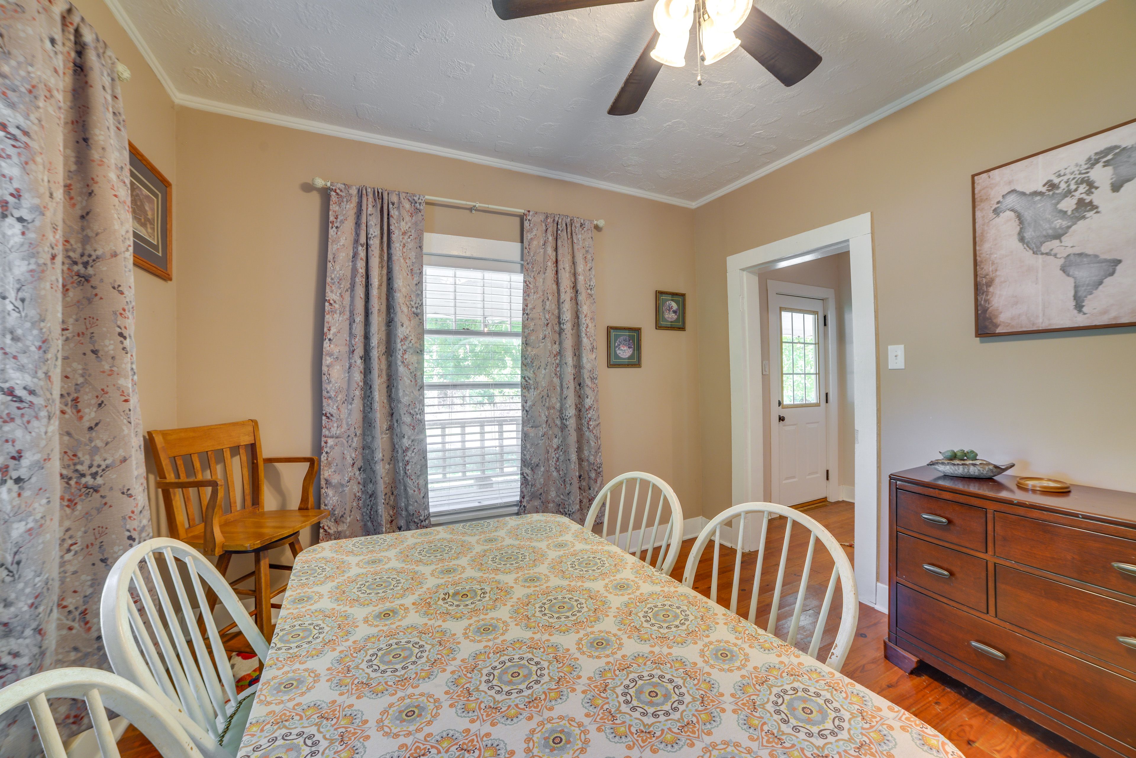 Dining Area | Dishware Provided