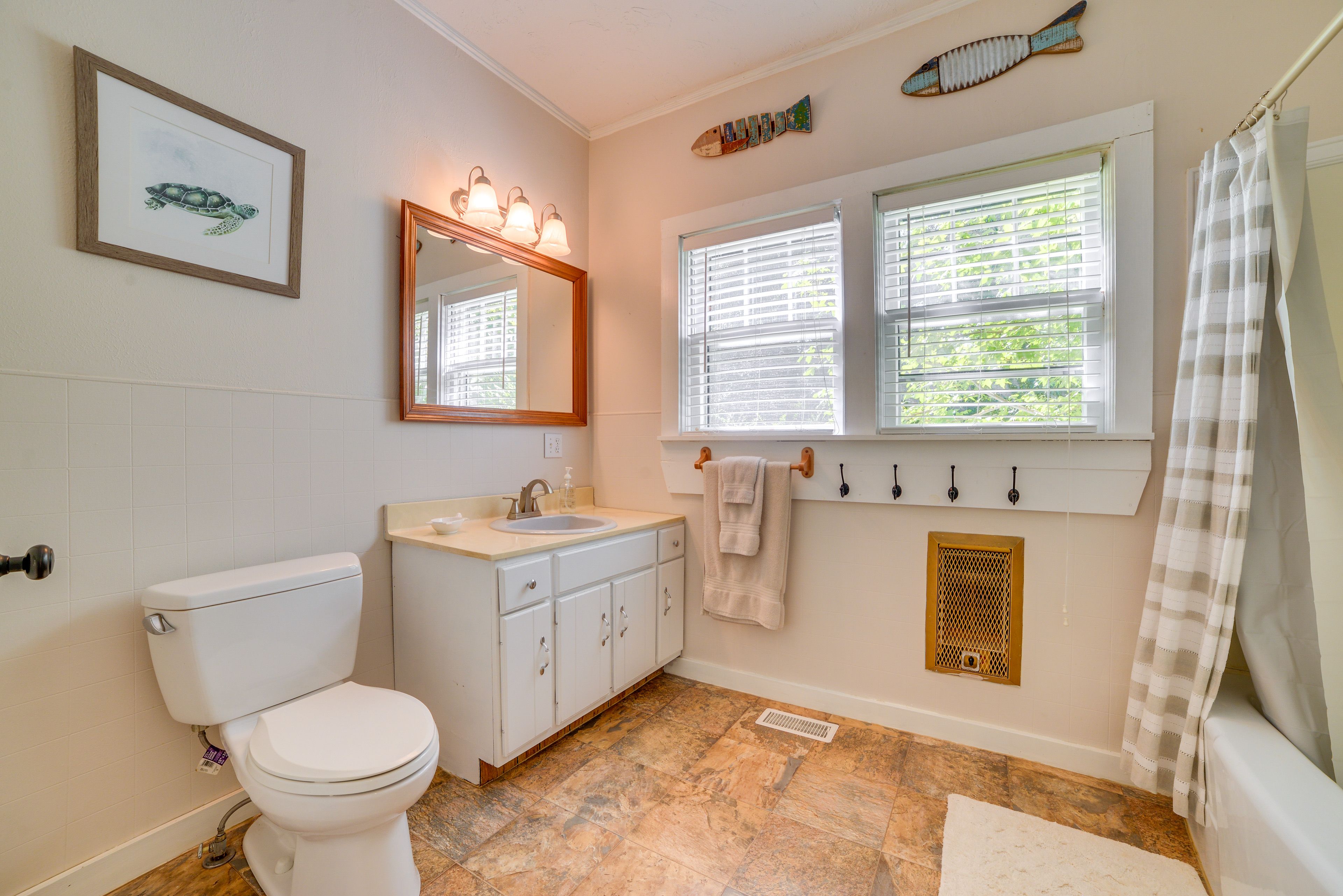 En-Suite Bathroom | Complimentary Toiletries | Towels Provided