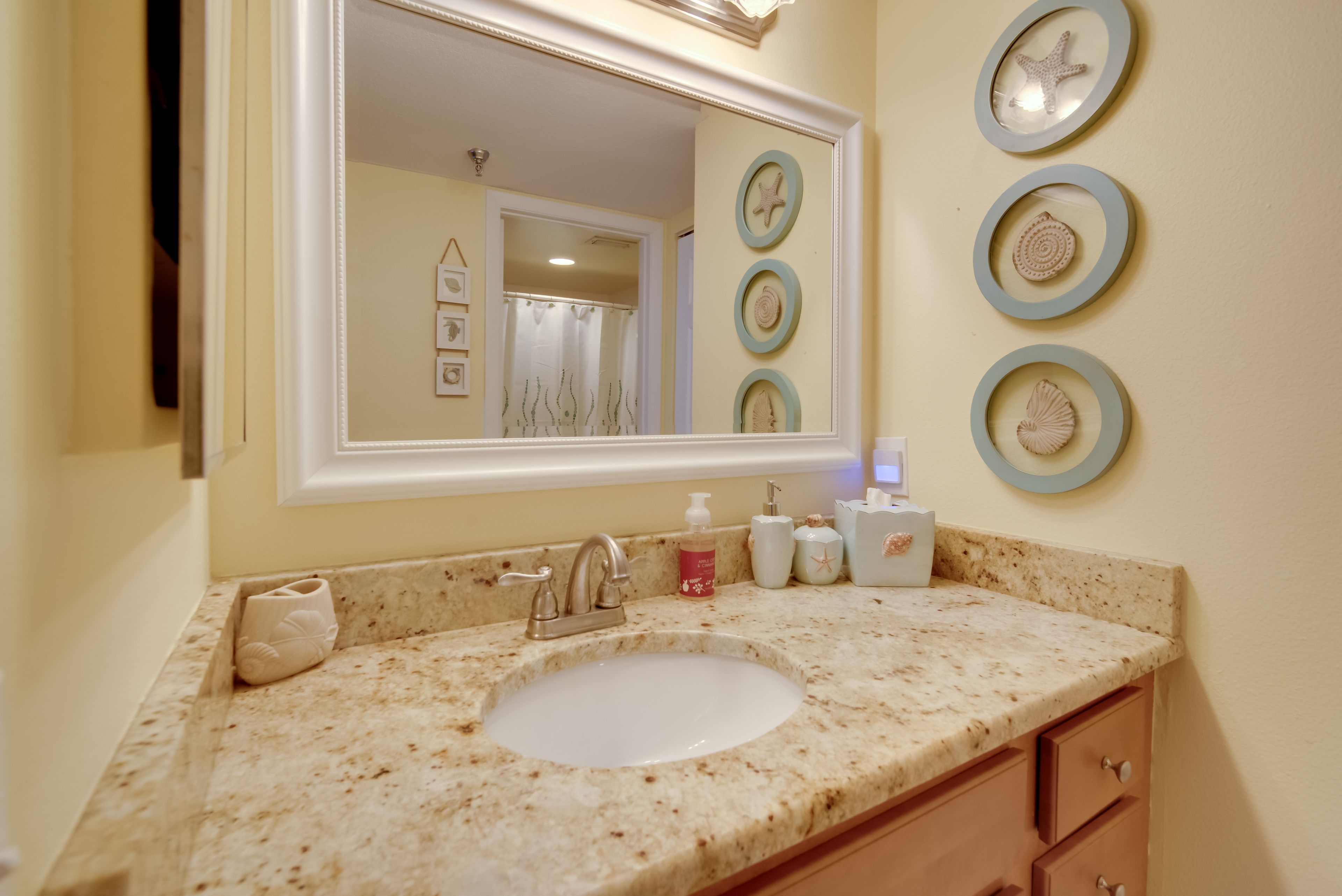 Full Bathroom | Complimentary Toiletries | Towels Provided
