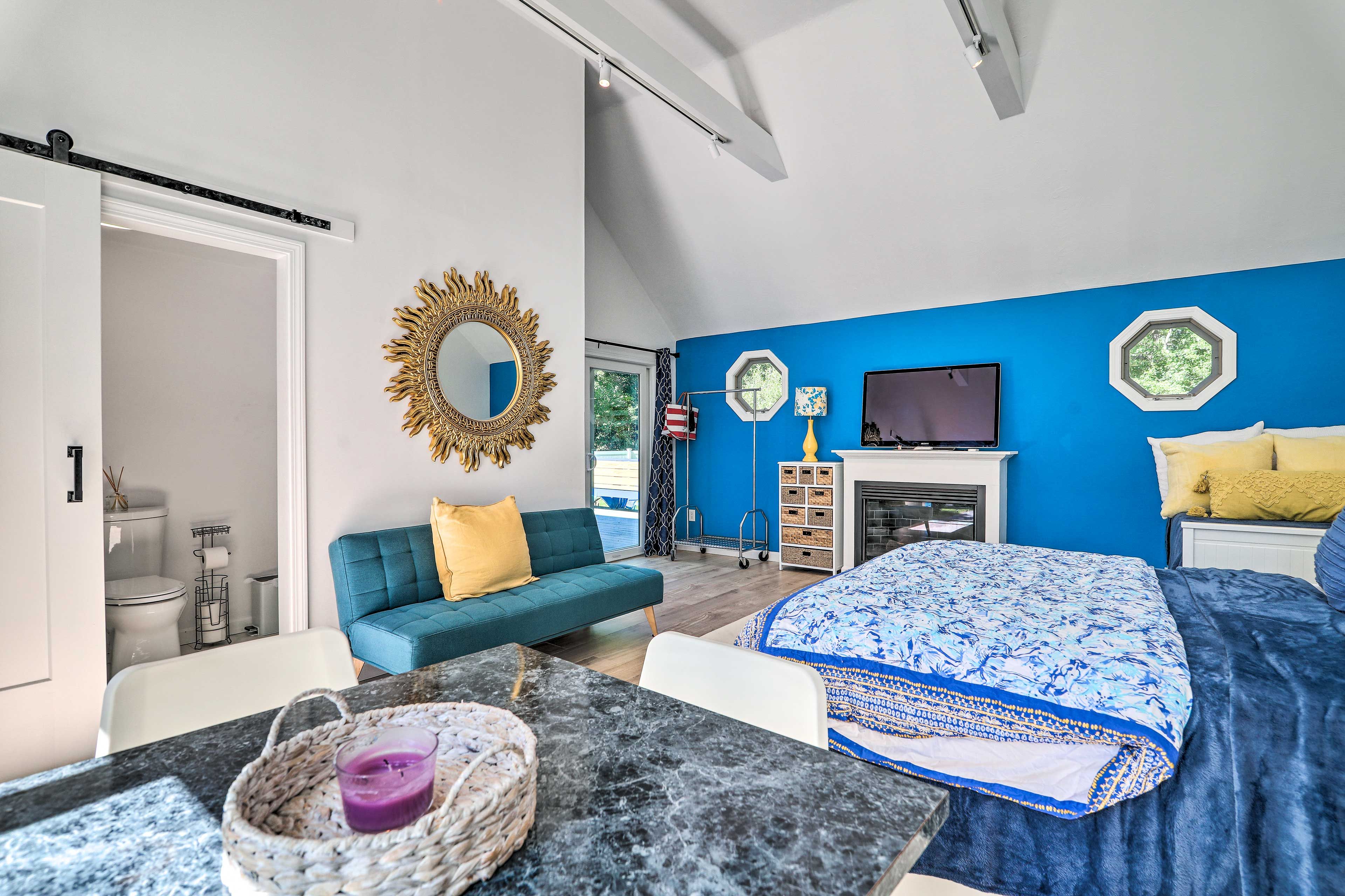 Living Area | Smart TV | Central A/C & Heating | Gas Fireplace | Linens Provided