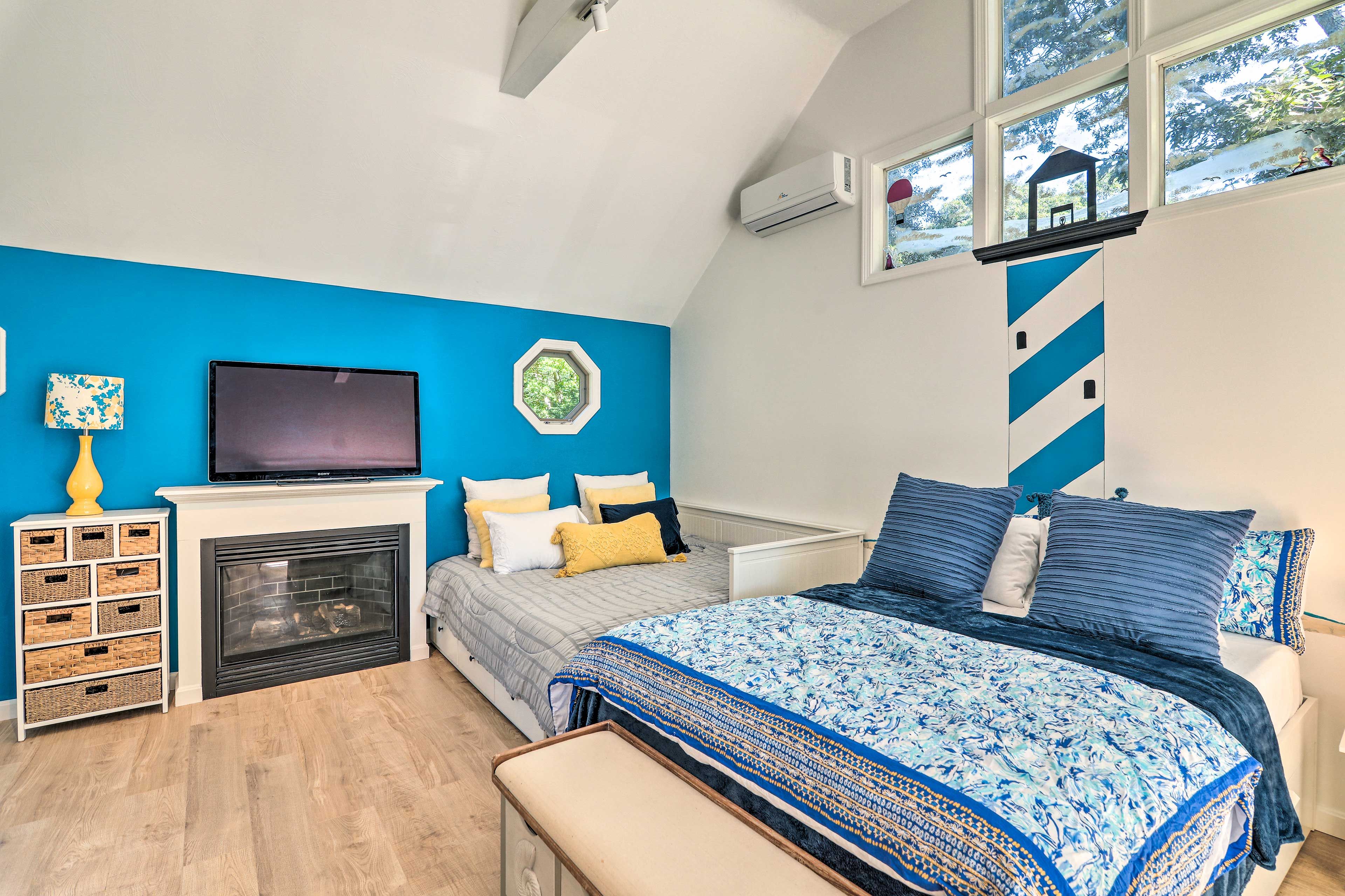 Studio | Queen Bed | Twin Daybed w/ Twin Trundle (Convertible to King Bed)