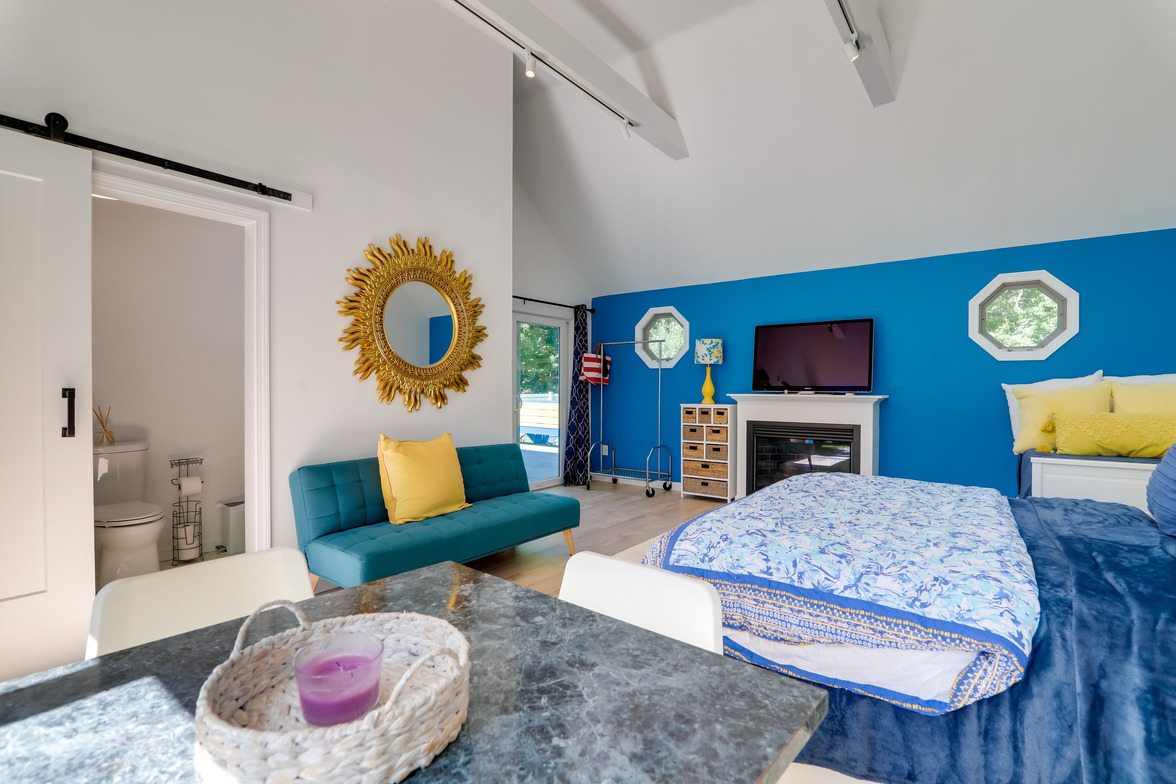 Living Area | Smart TV | Central A/C & Heating | Gas Fireplace | Linens Provided