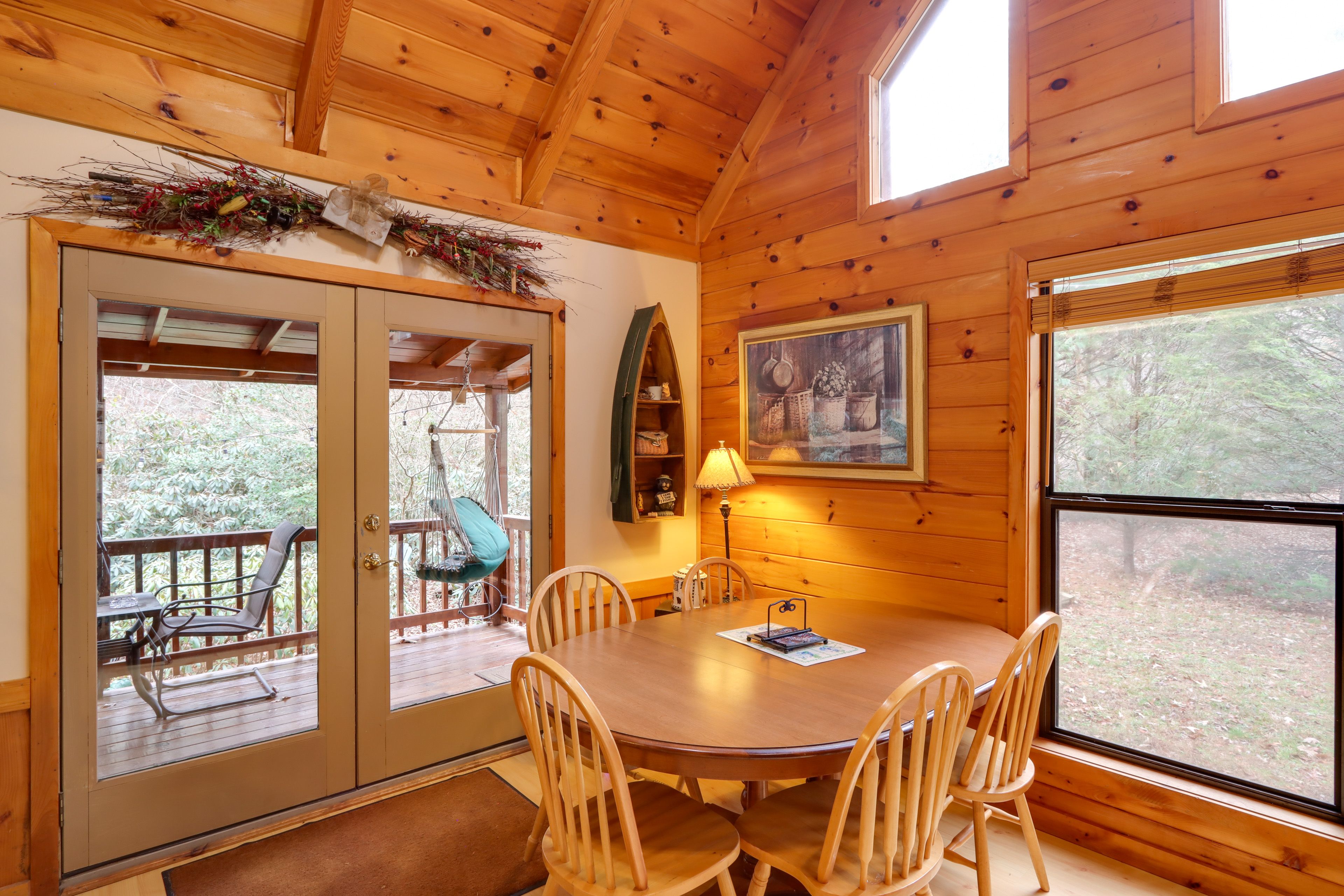 Dining Area | Dishware/Flatware Provided