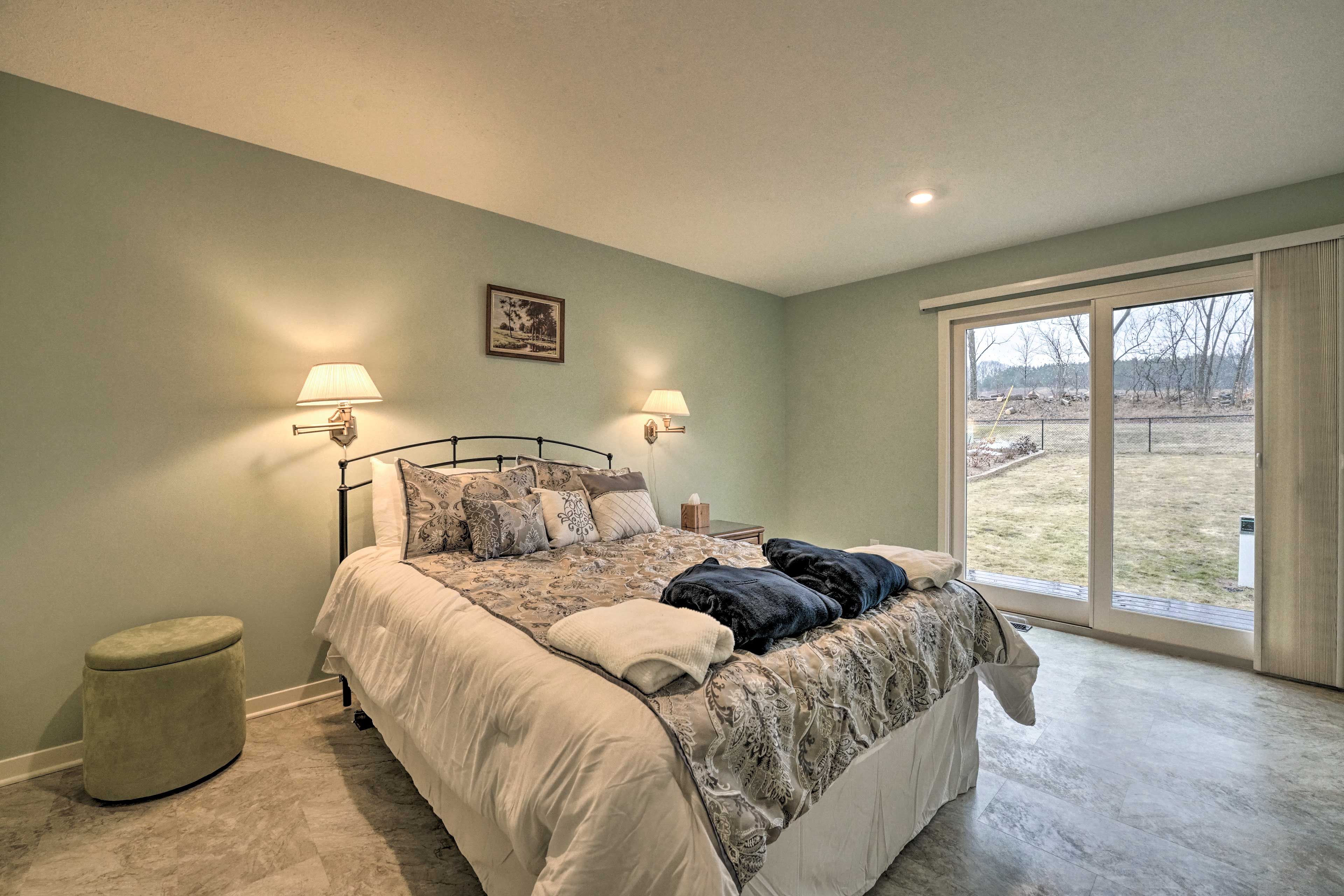 Bedroom 1 | Queen Bed | 1st Floor