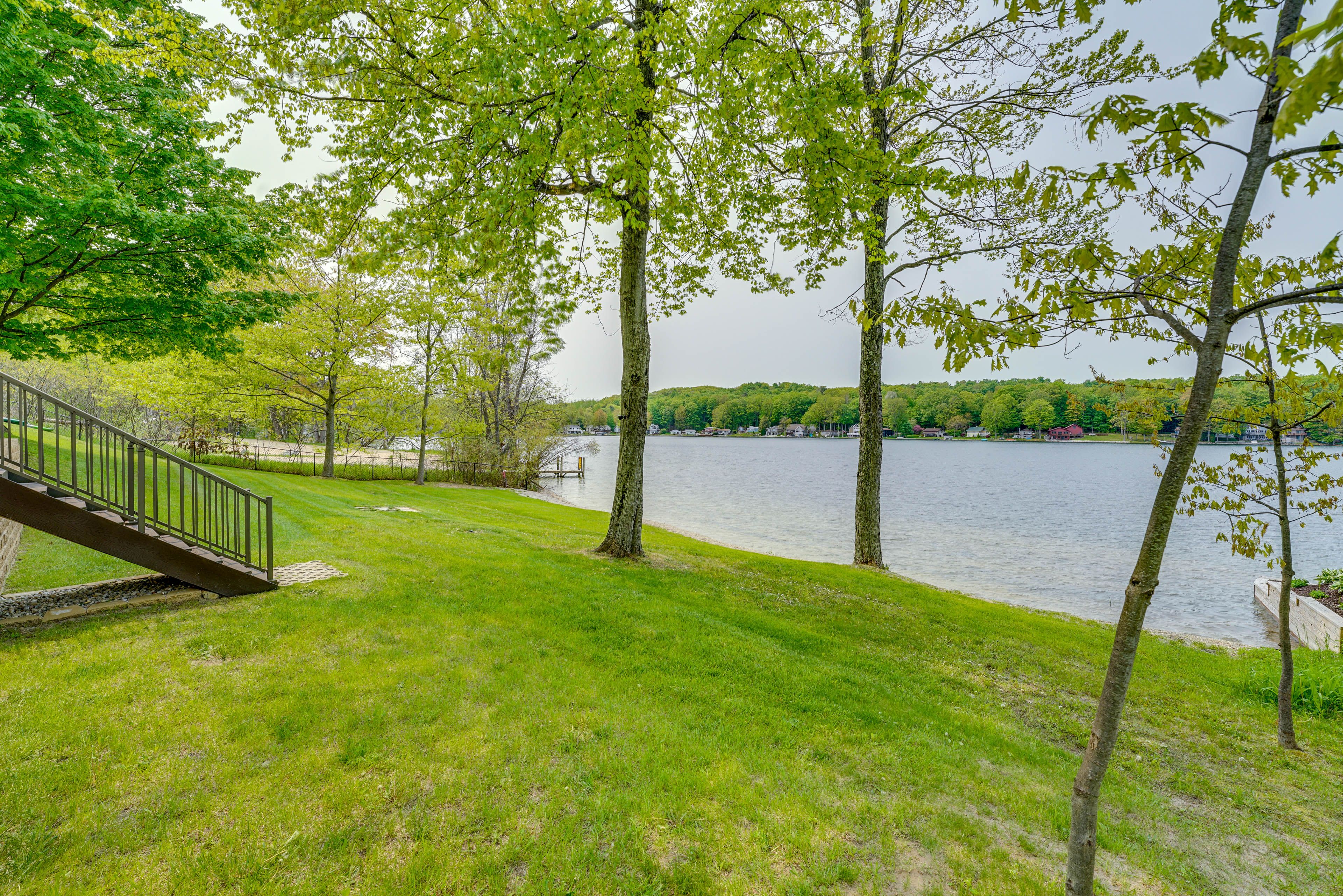 Private Beachfront | Public Next-Door Dock