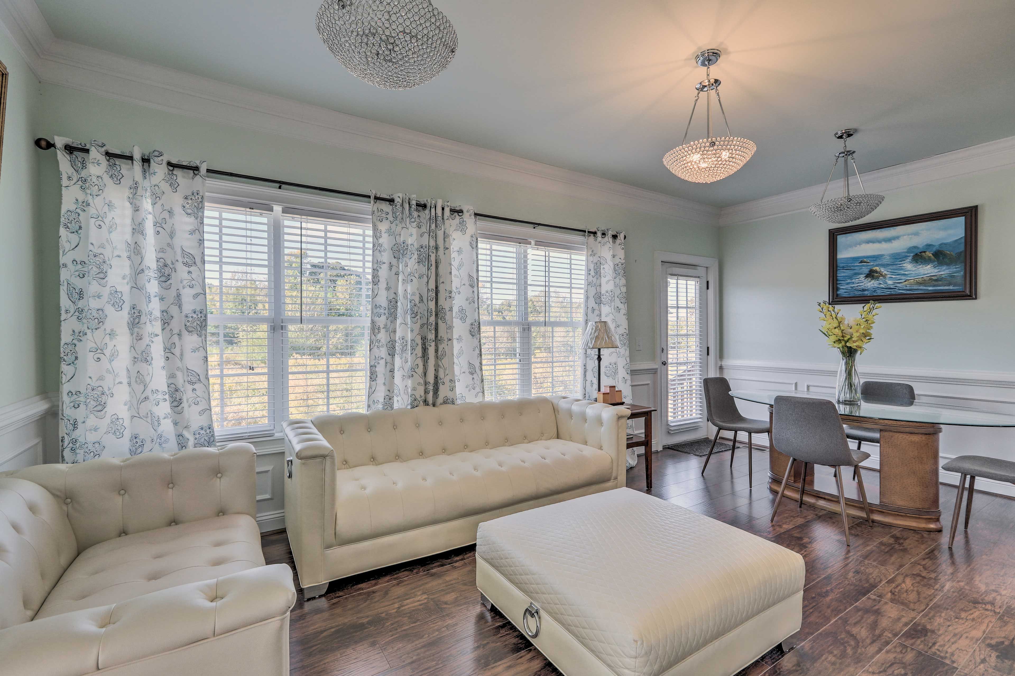 Living Room | Free WiFi | Central A/C | Smart TV