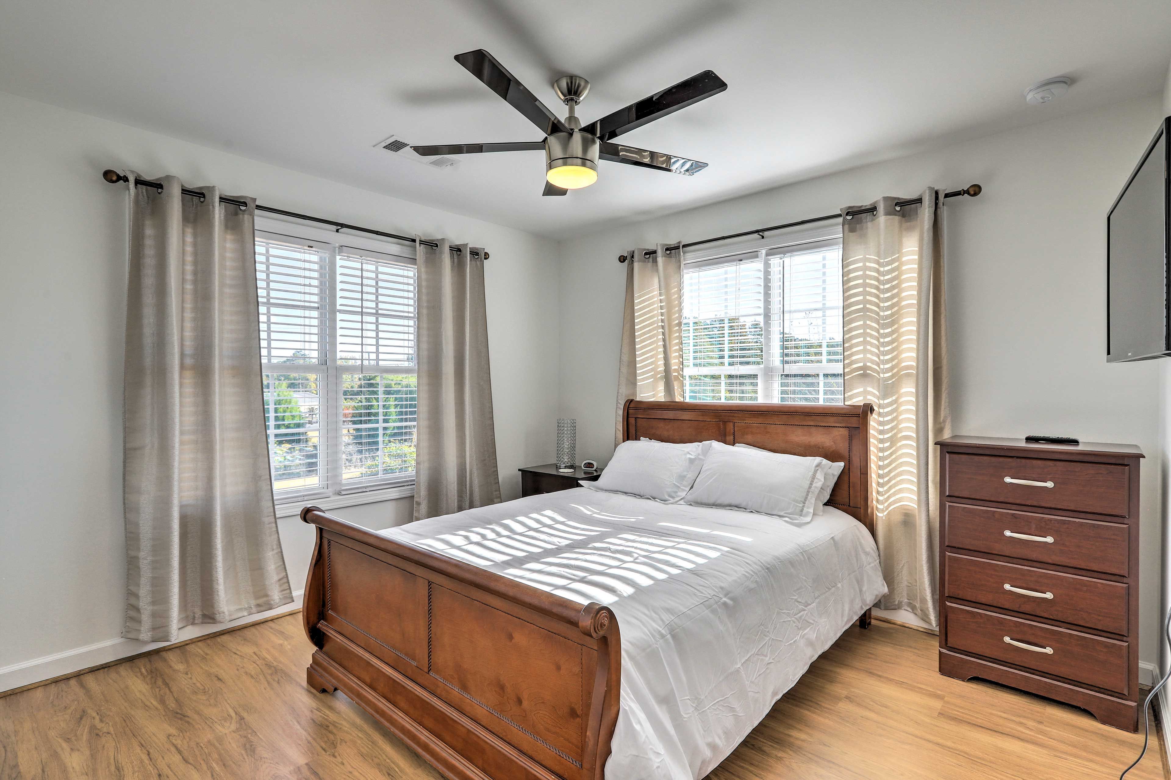 Bedroom 2 | Queen Bed | 2nd Level | Smart TV