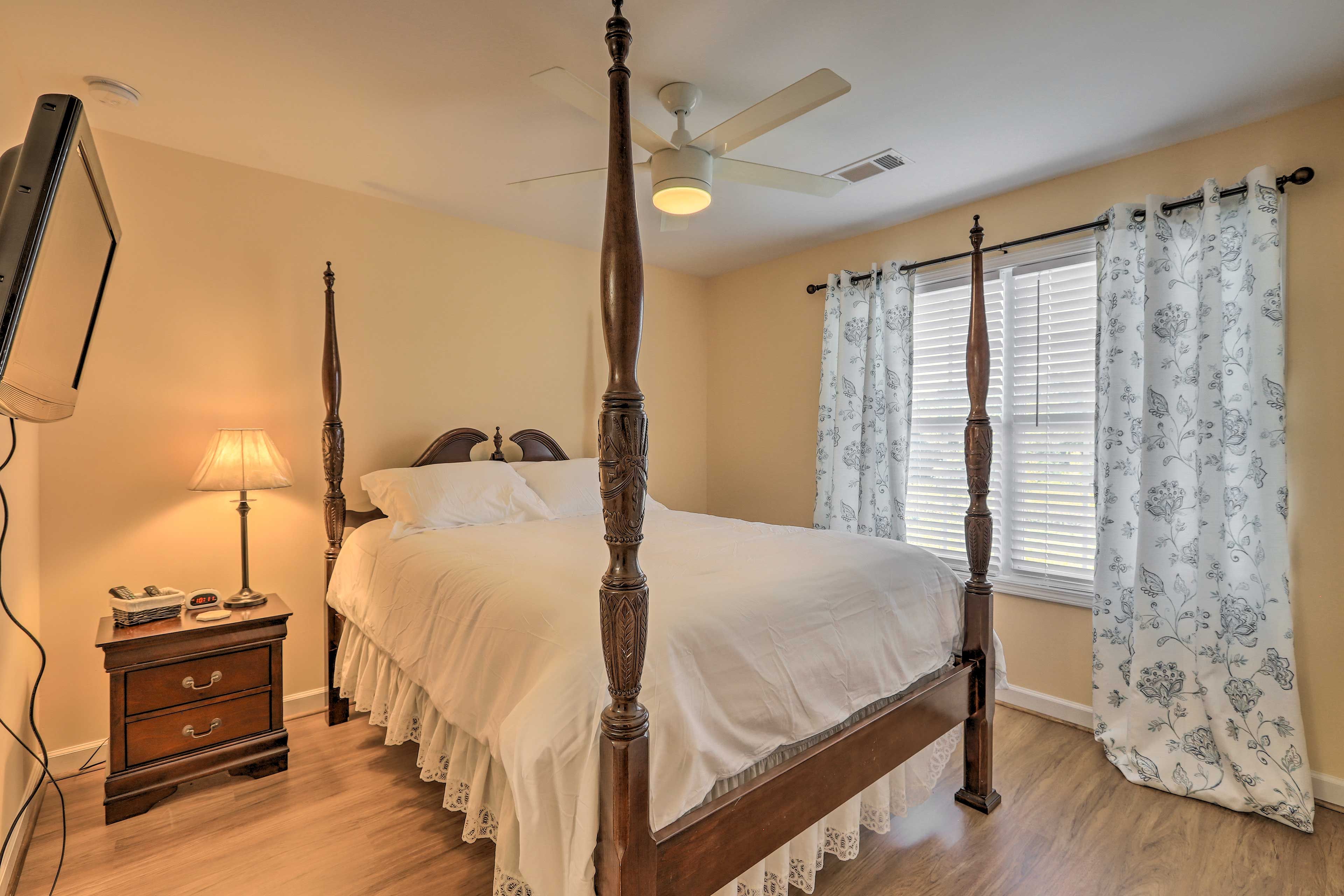 Bedroom 3 | Queen Bed | 2nd Level | Smart TV