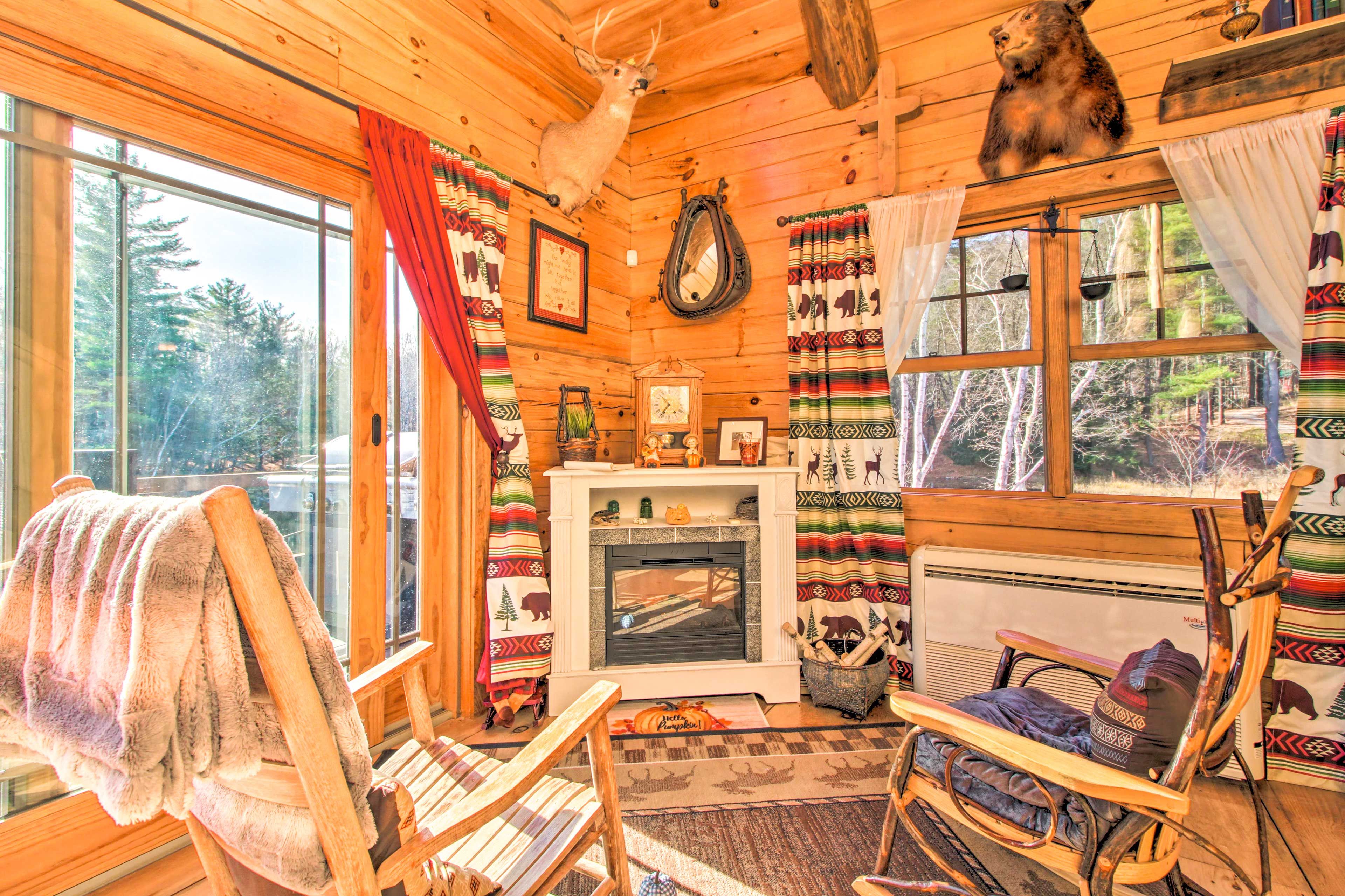 Seating Area | Fireplace | Free WiFi