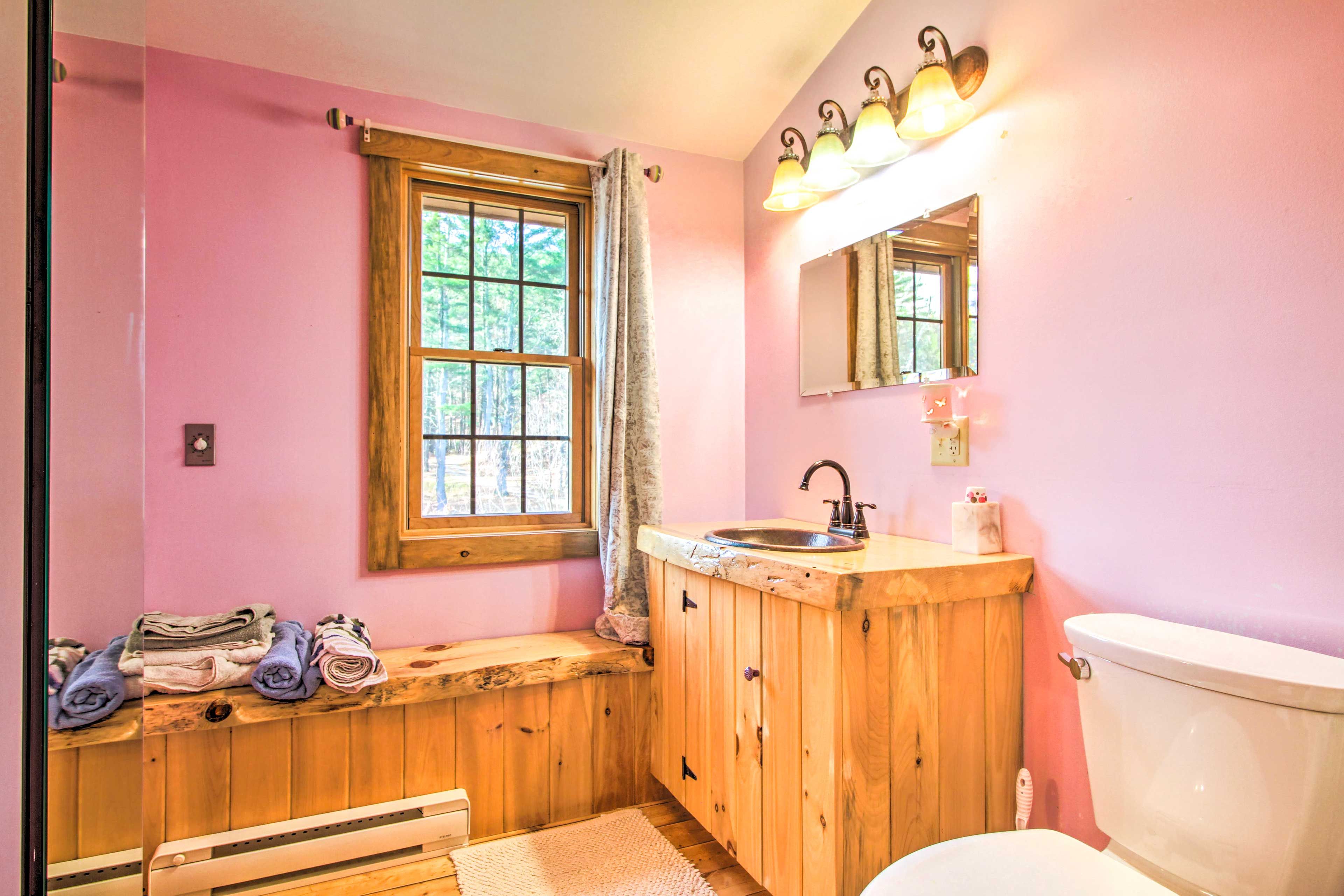 Full Bathroom | 2nd Floor | Shower/Tub Combo | Towels Provided