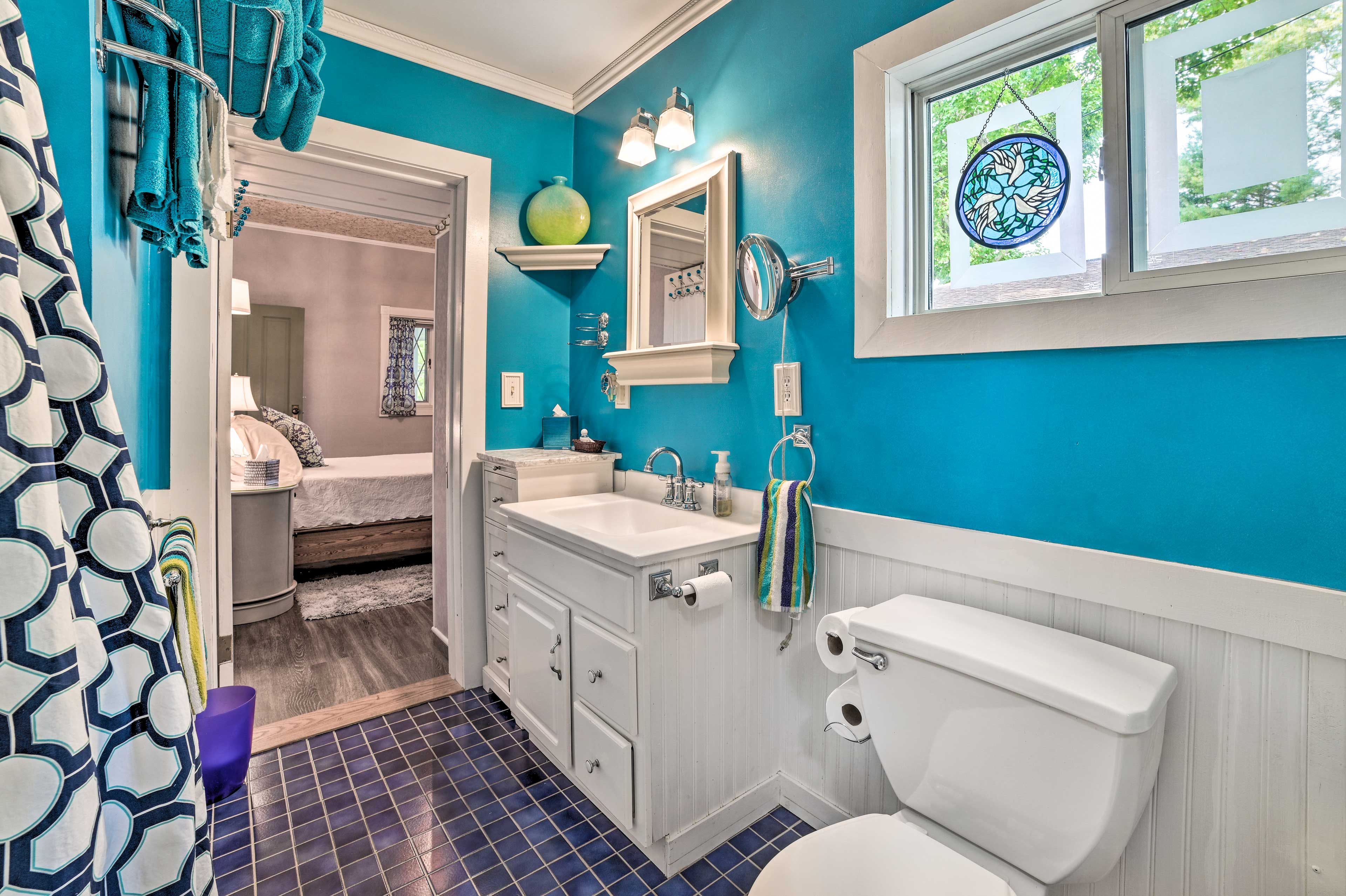 Full Bathroom | Towels Provided