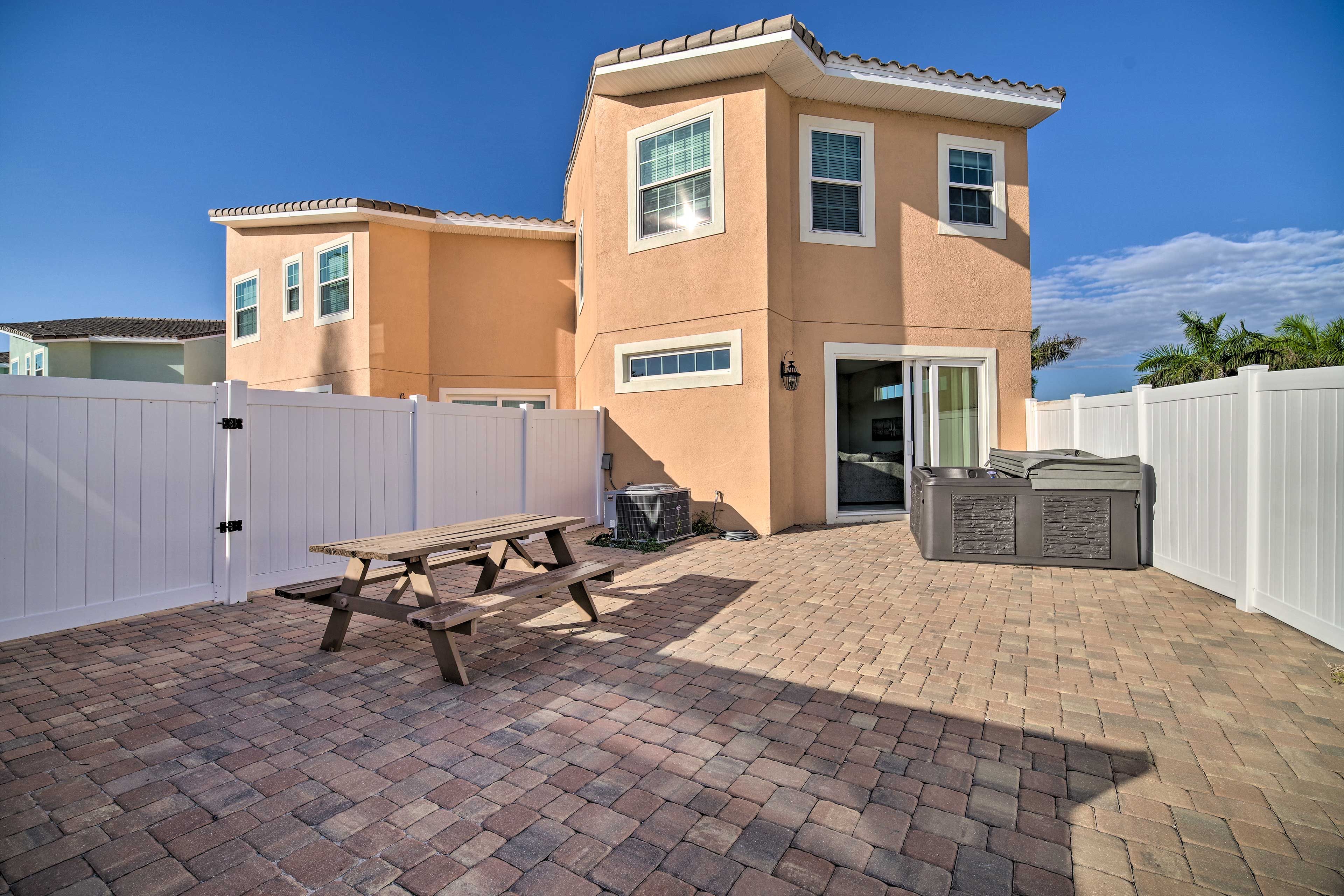 Private Patio | Picnic Table | Hot Tub