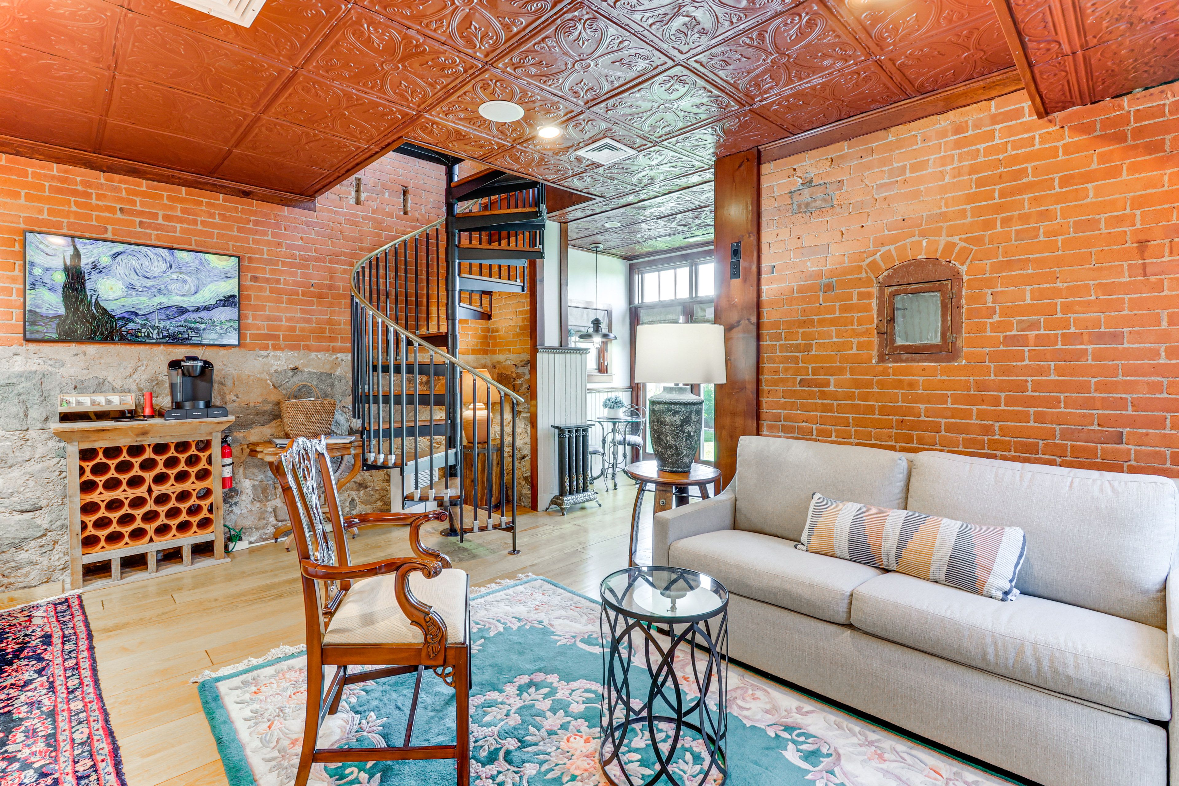 Living Room | Free WiFi | Sleeper Sofa