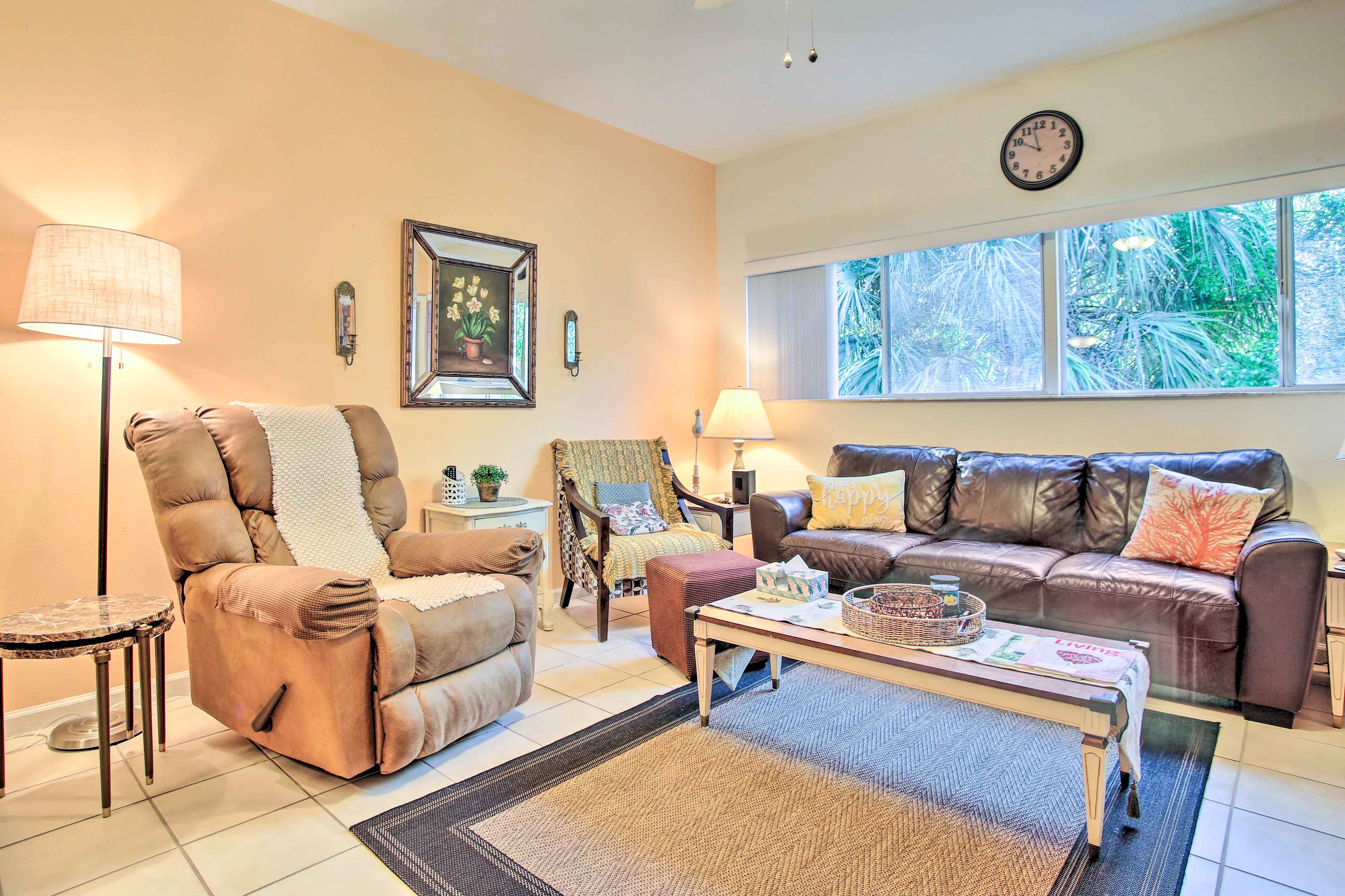 Living Room | Free WiFi | Smart TV | Central A/C
