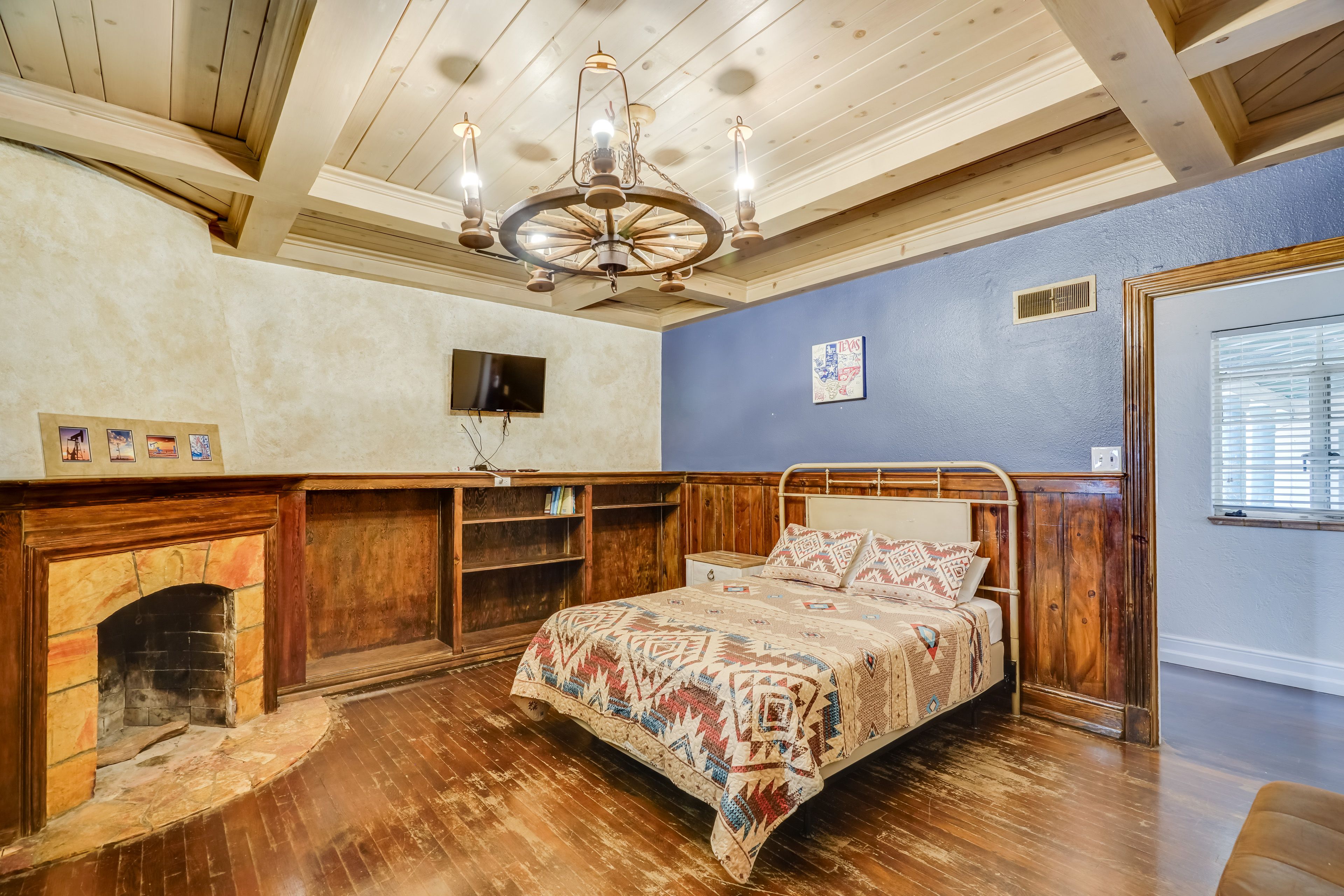 Bedroom 3 | Queen Bed | Smart TV w/ Cable