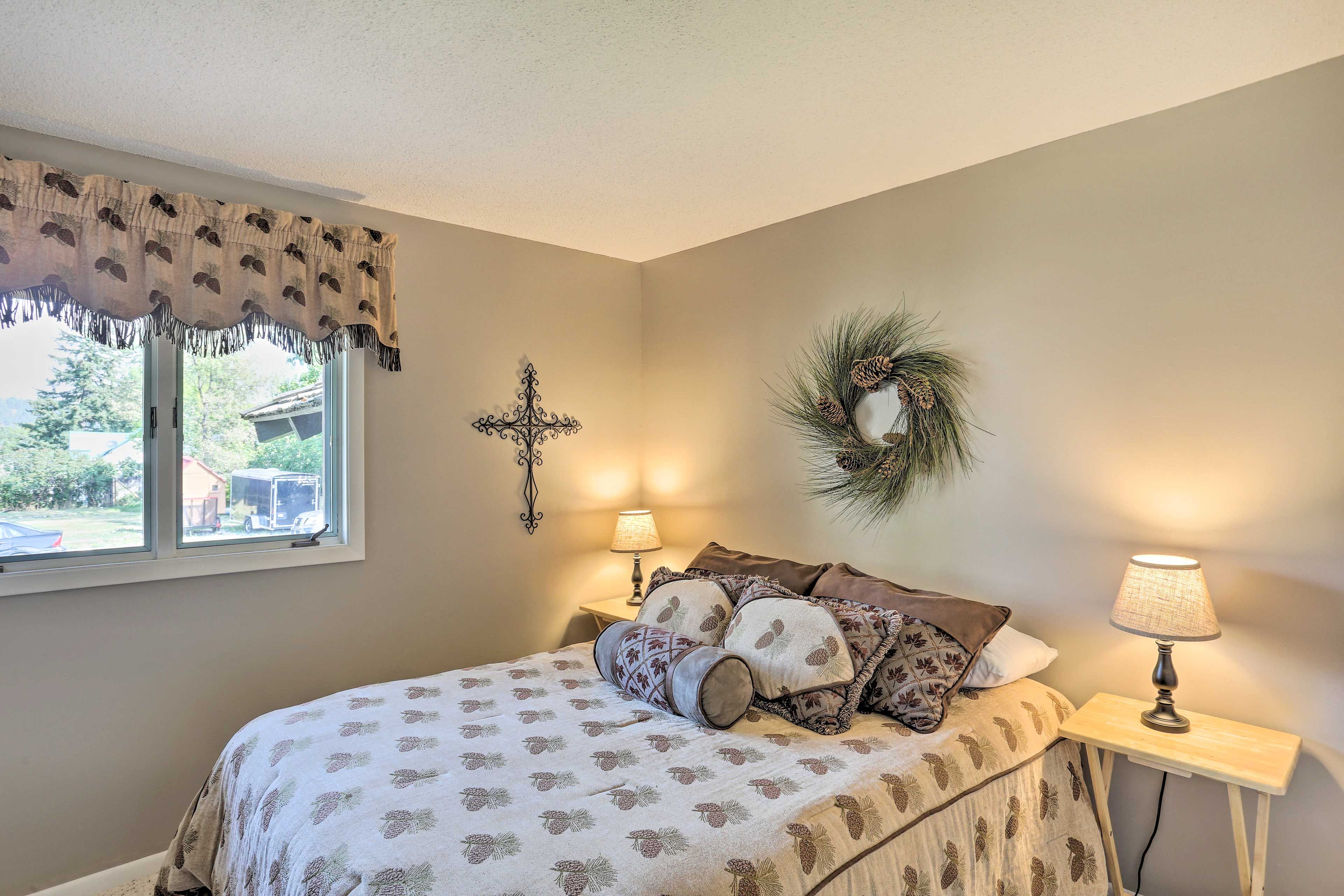 Bedroom 2 | 1st Floor | Queen Bed