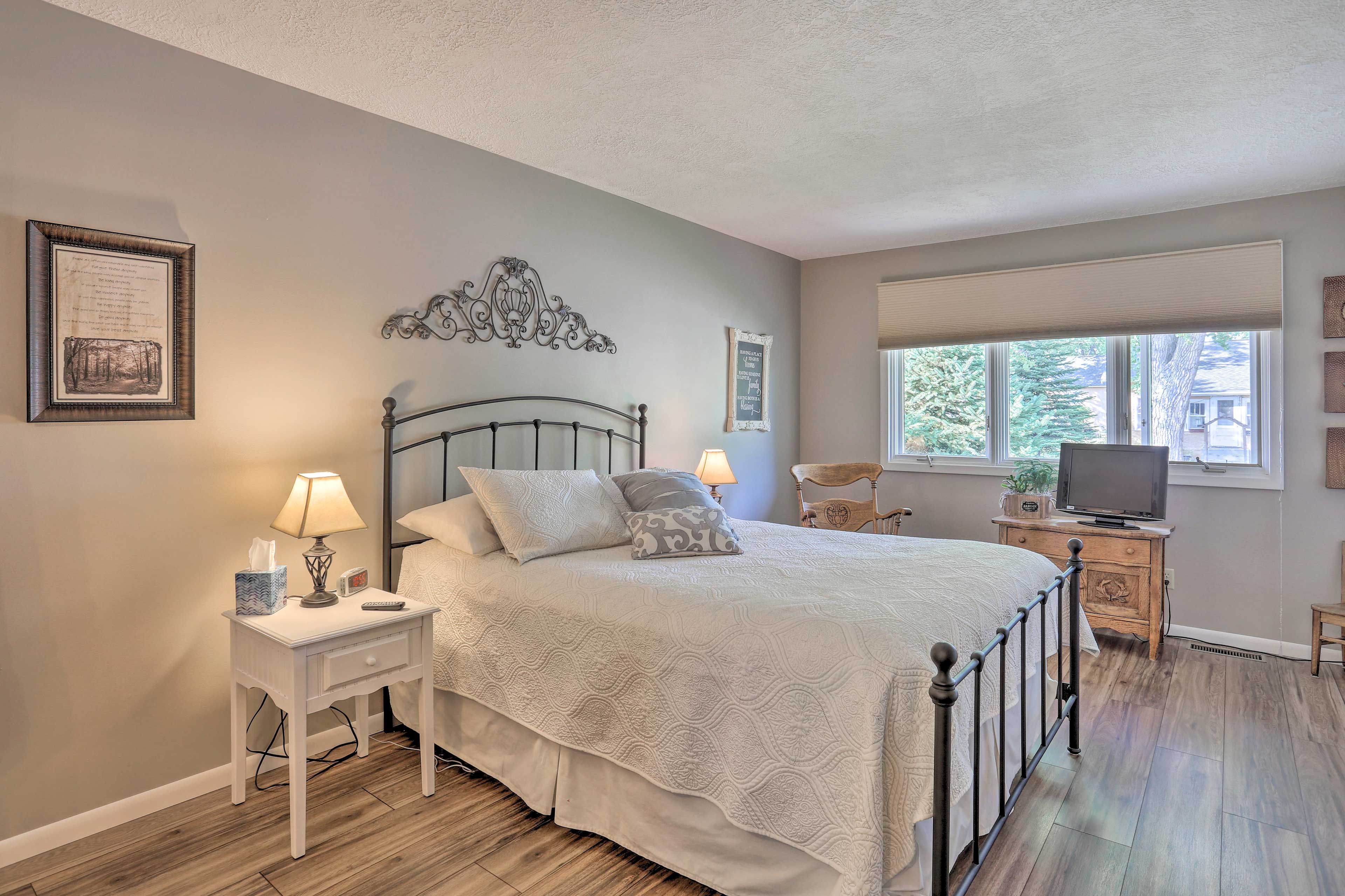 Bedroom 1 | 1st Floor | Queen Bed