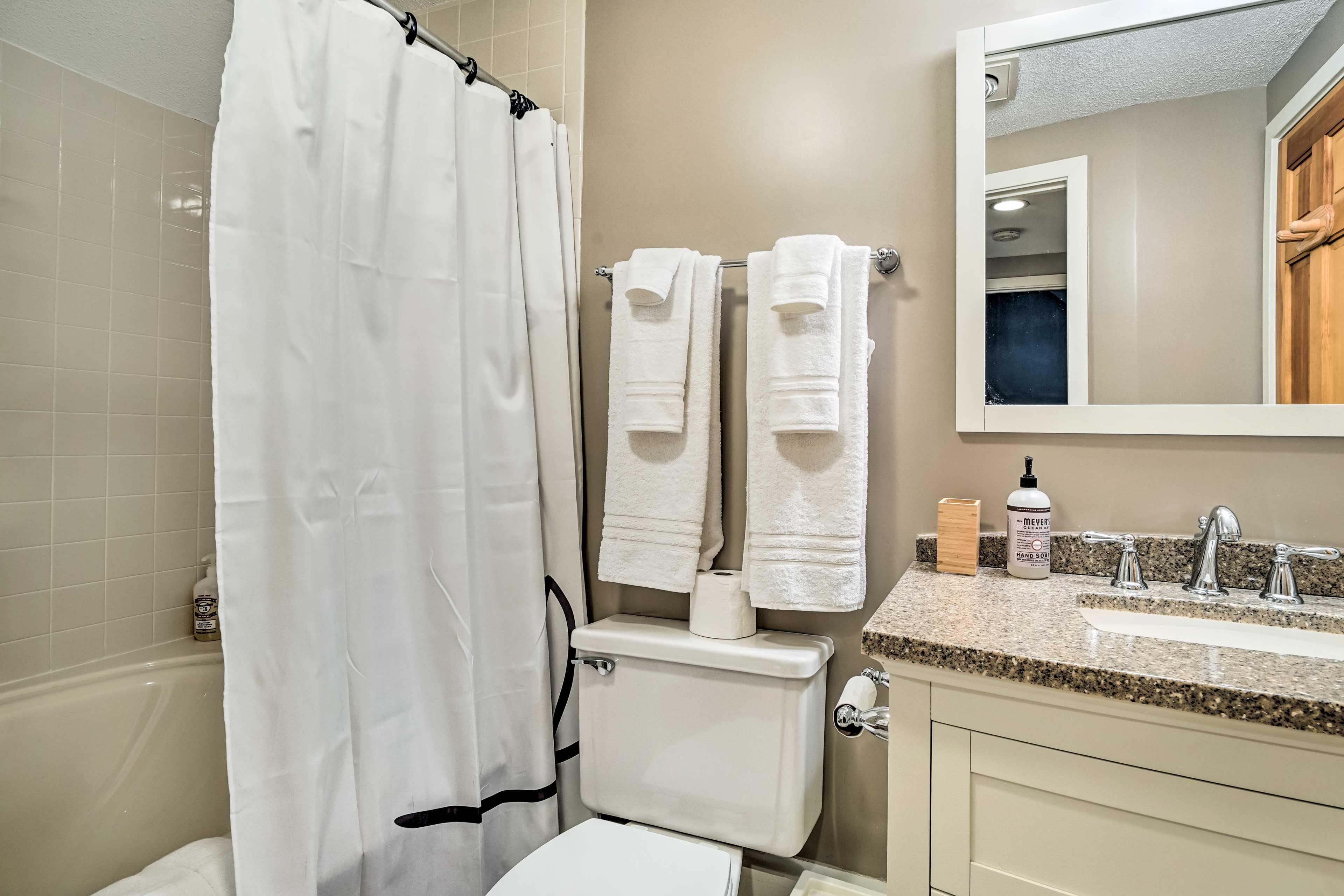 Full Bathroom | Top Level | Towels Provided