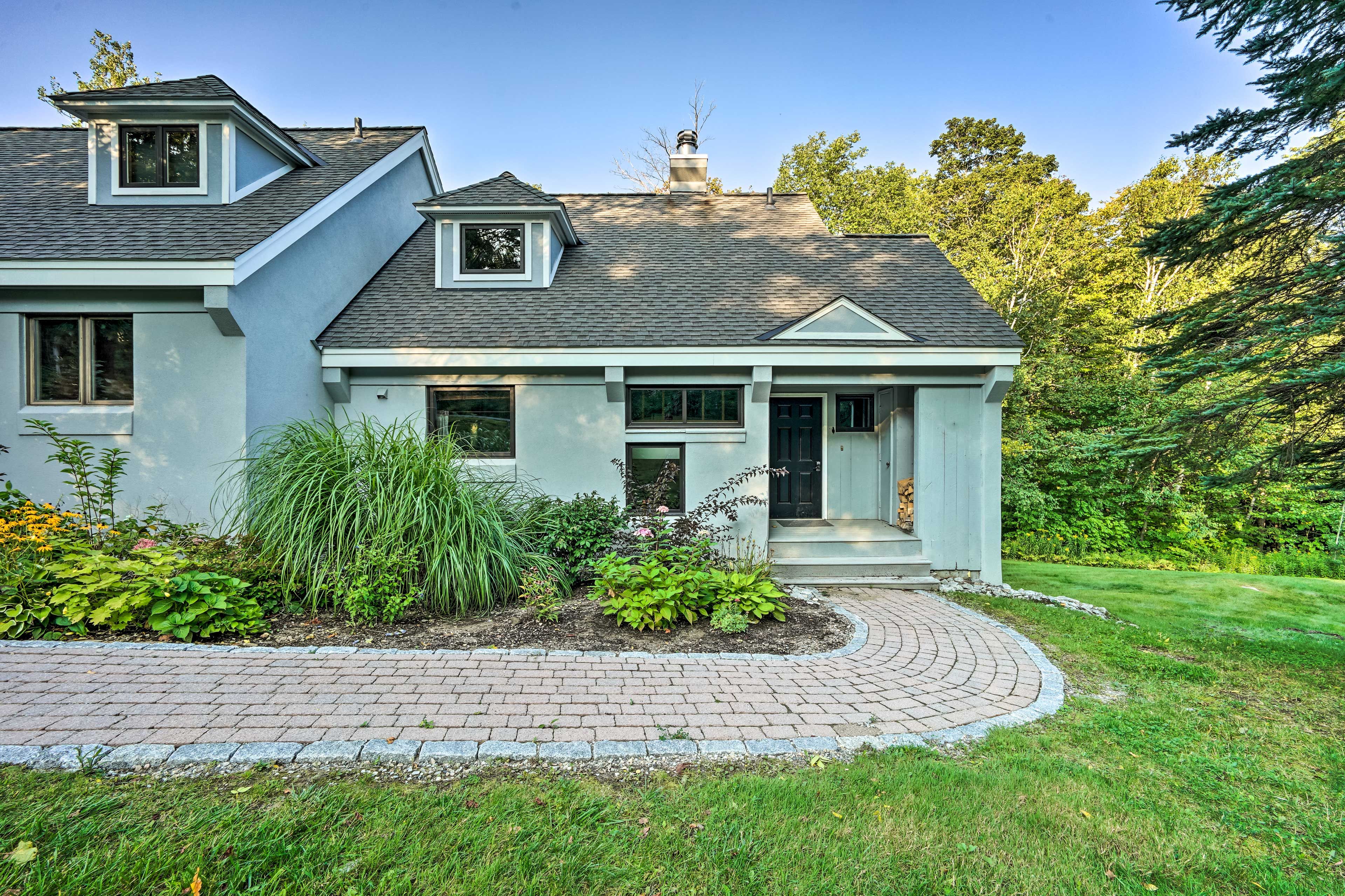Townhome Exterior | Steps to Enter