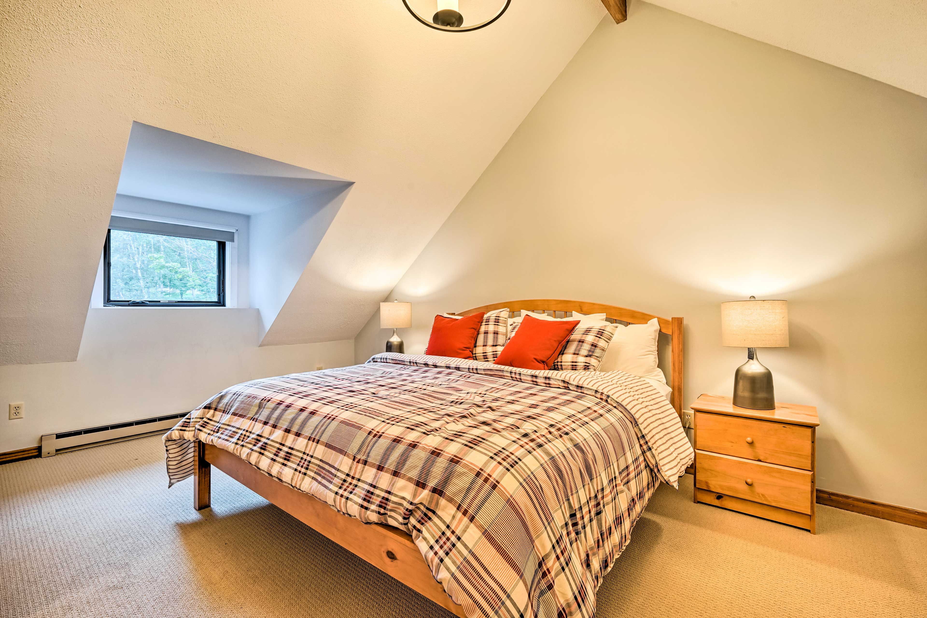 Bedroom 1 | Top Level | King Bed | Linens Provided