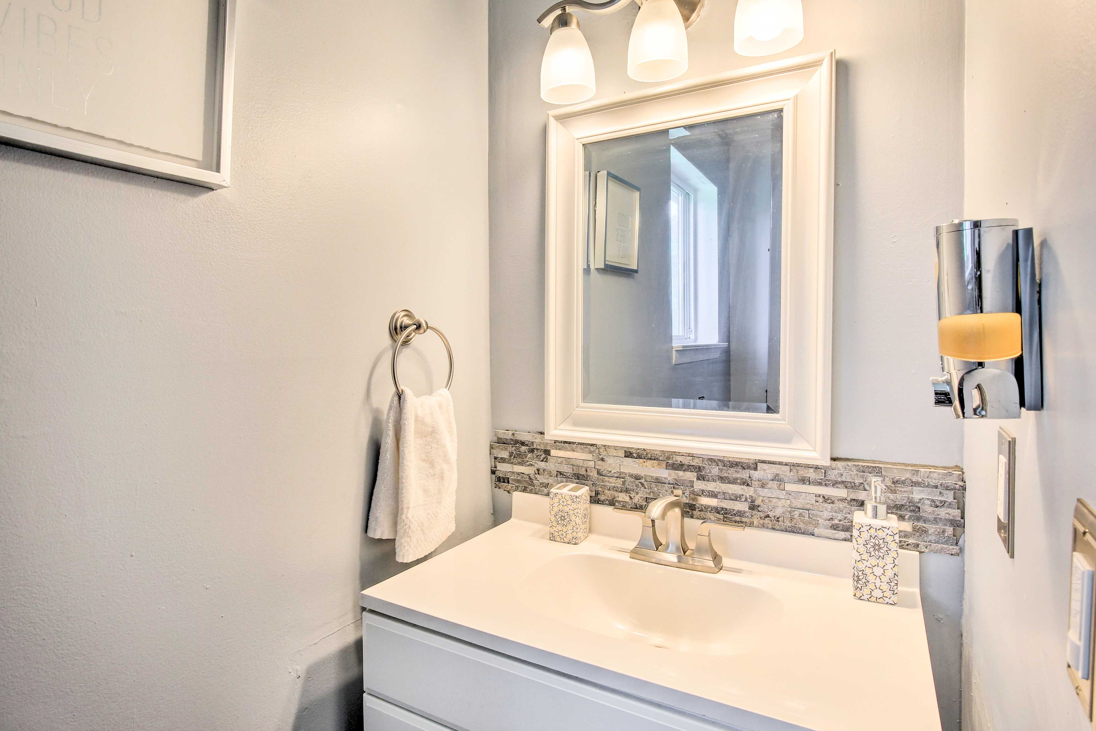 Full Bathroom | Complimentary Toiletries | 2nd Floor