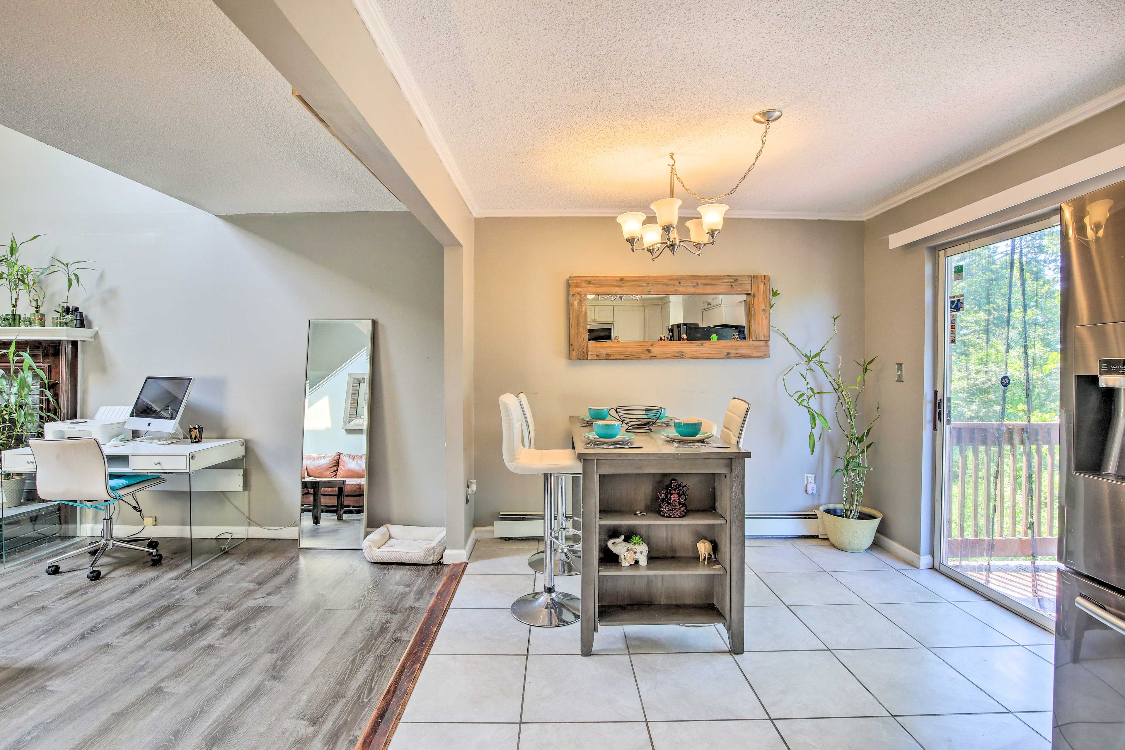 Dining Area | Dishware/Flatware Provided