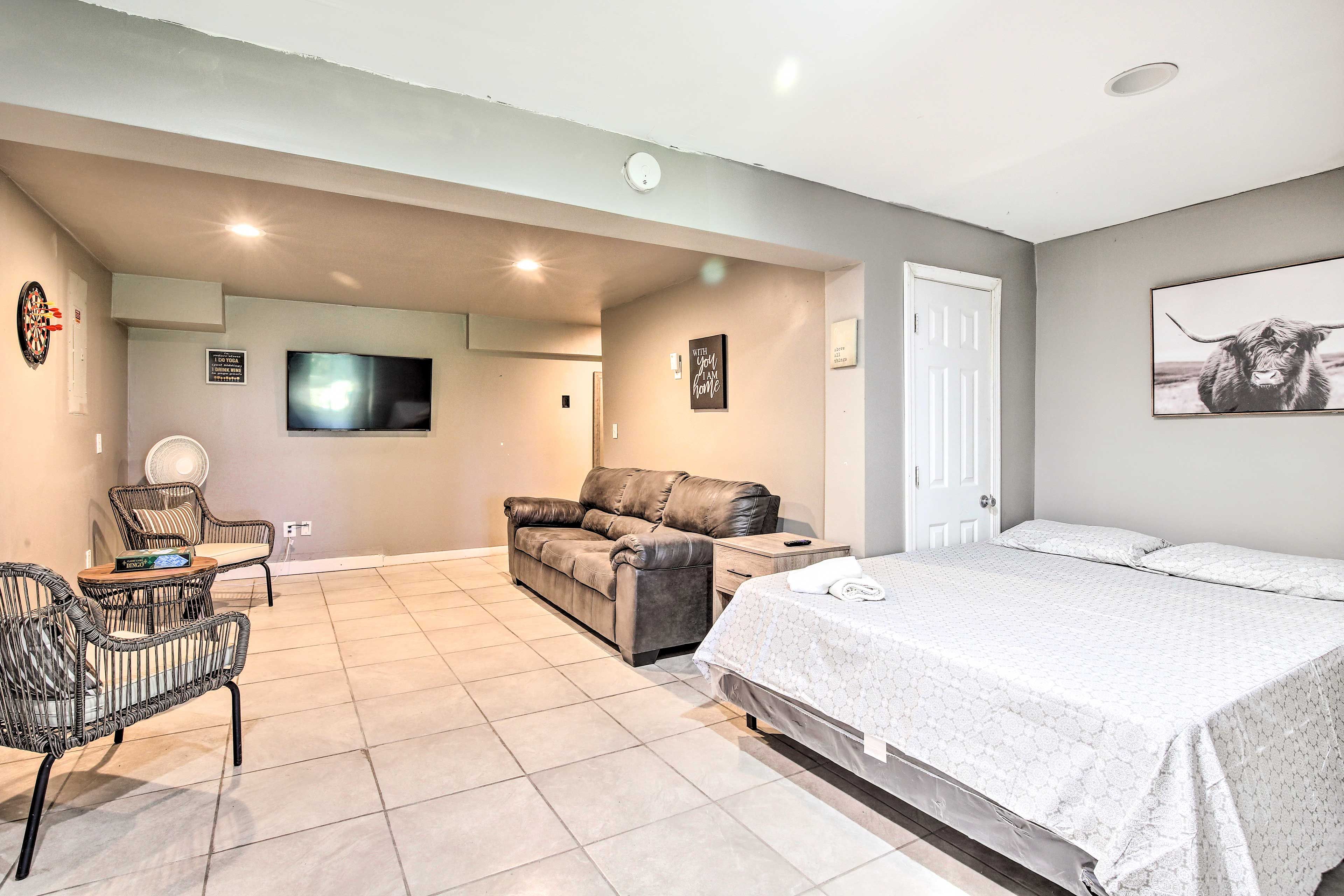 Basement | Queen Bed | Smart TV